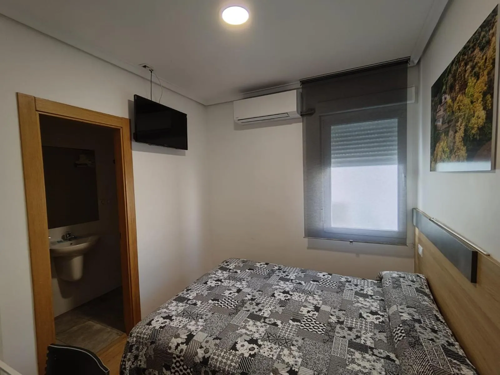 Bed in Hostal Rioja Condestable