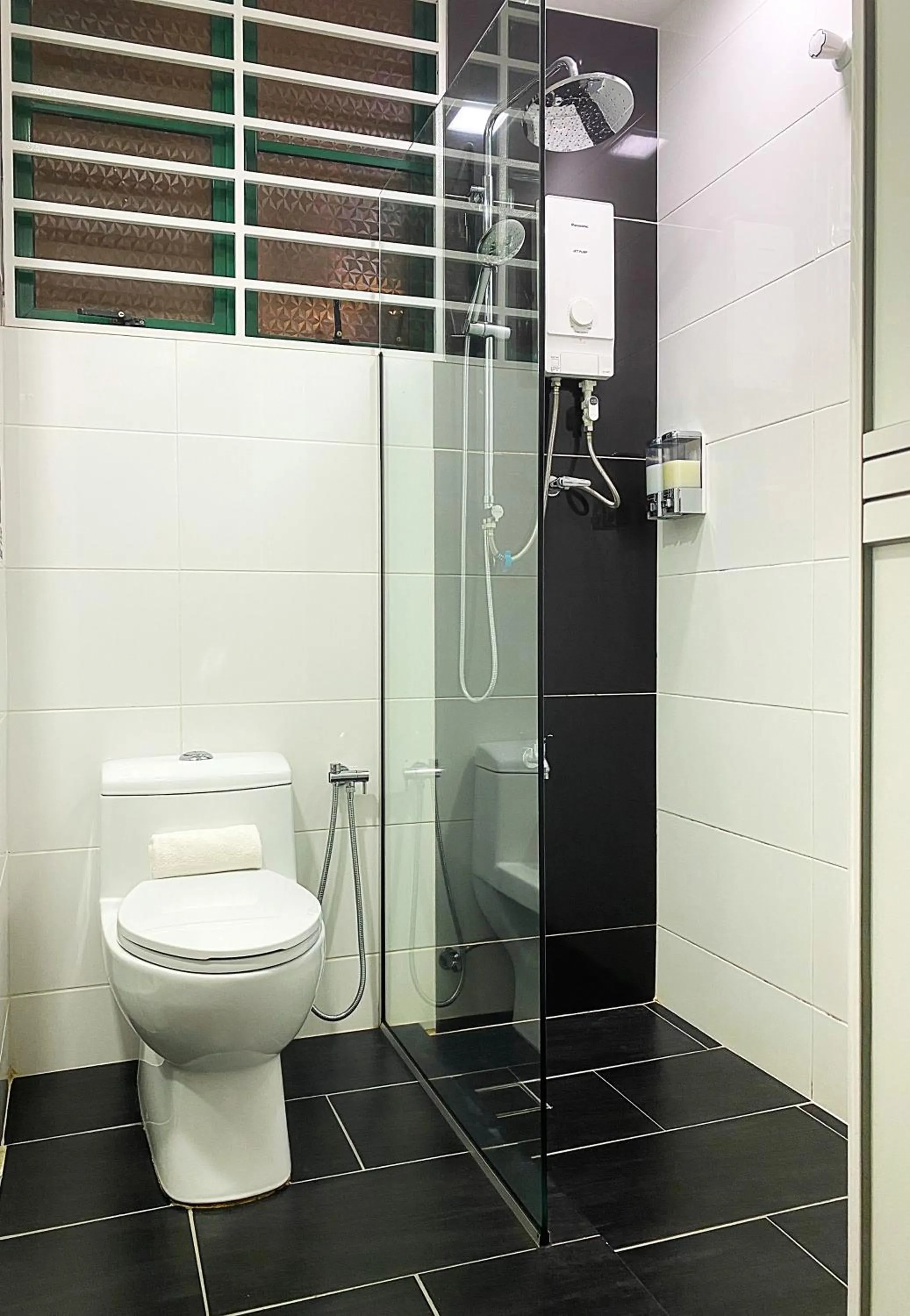 Shower in Amadel Residence 爱媄德民宿 14