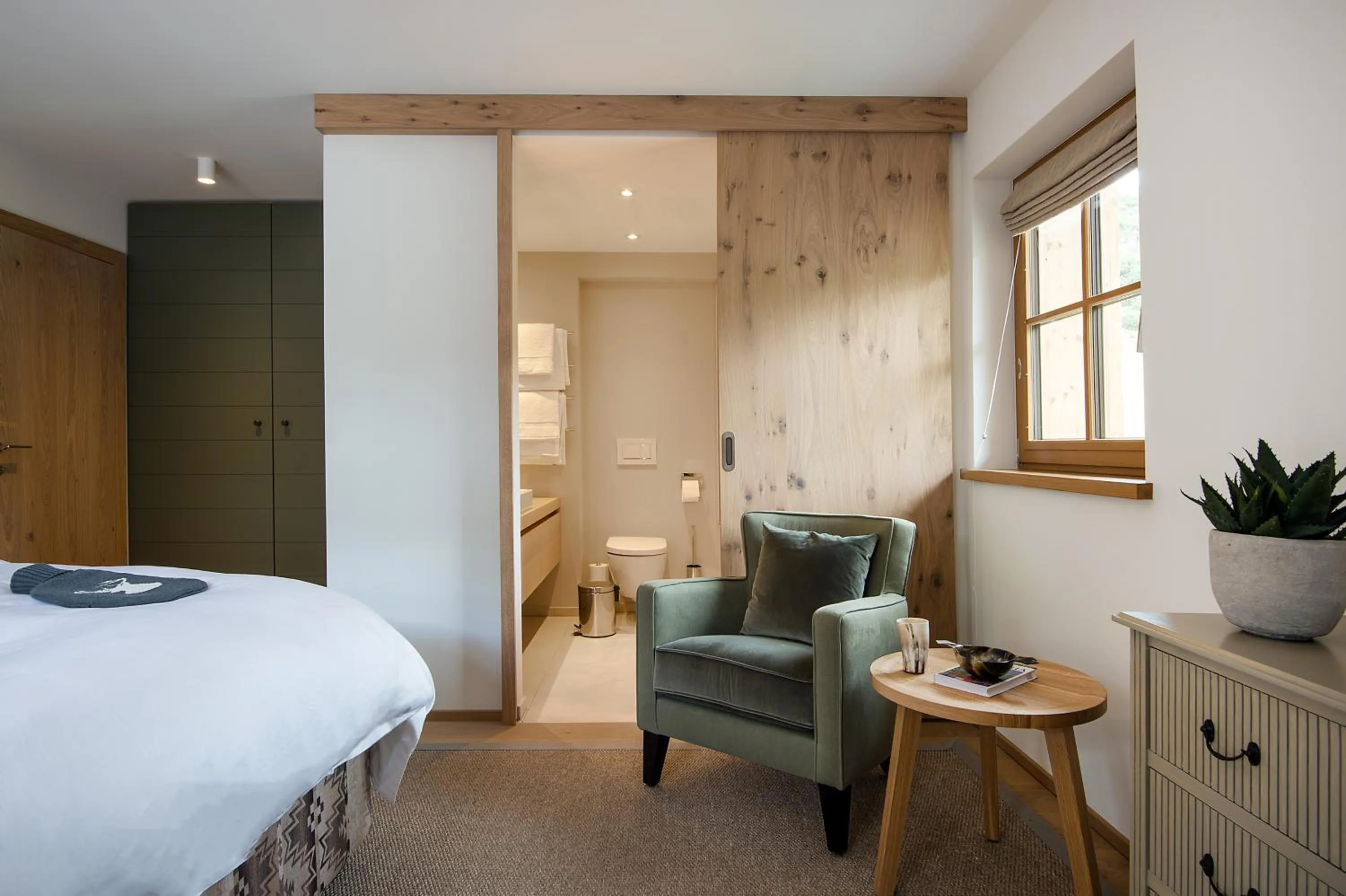 Bedroom, Bed in A-ROSA Hotel Thurnher's Alpenhof