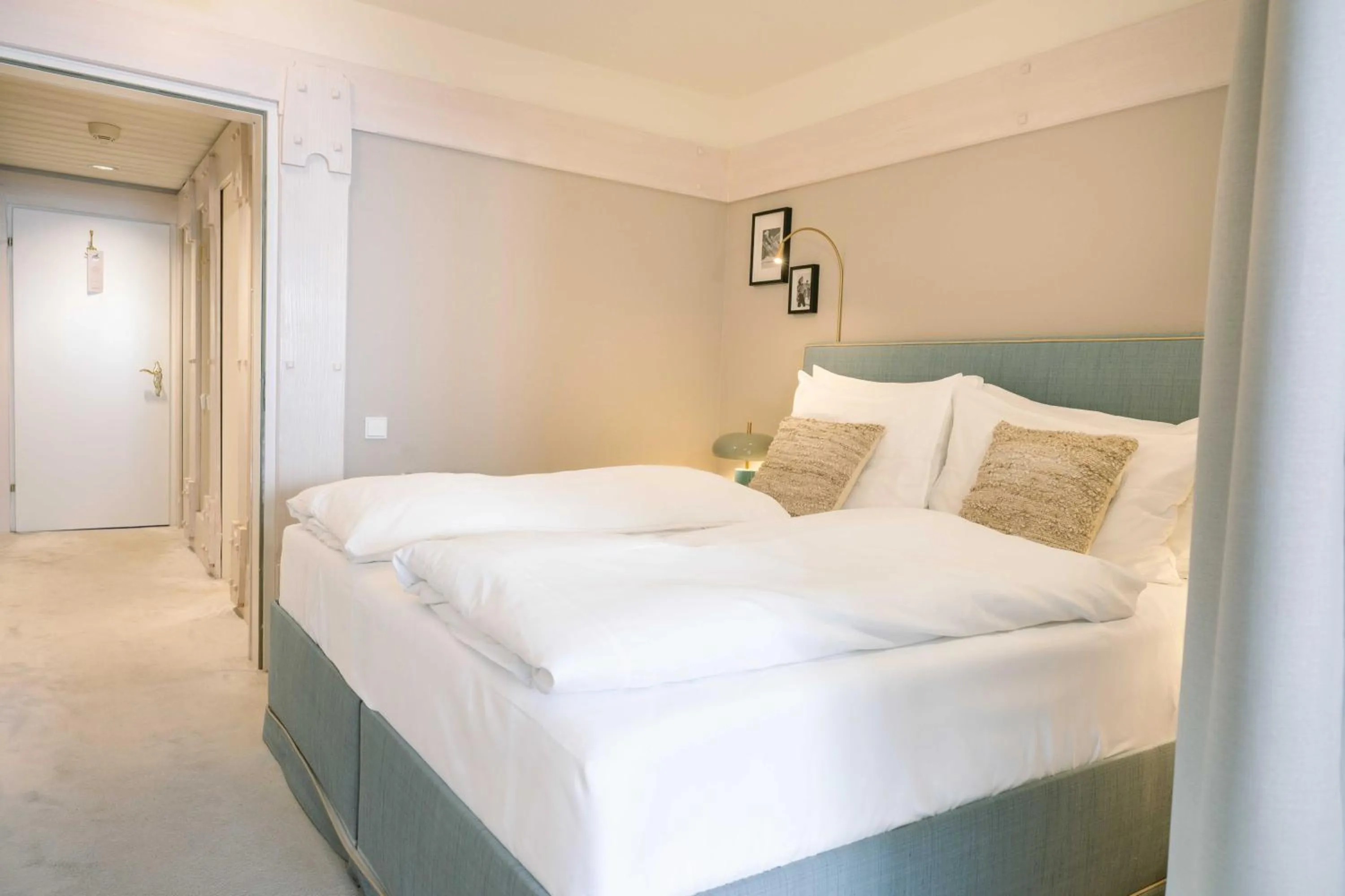 Bedroom, Bed in A-ROSA Hotel Thurnher's Alpenhof