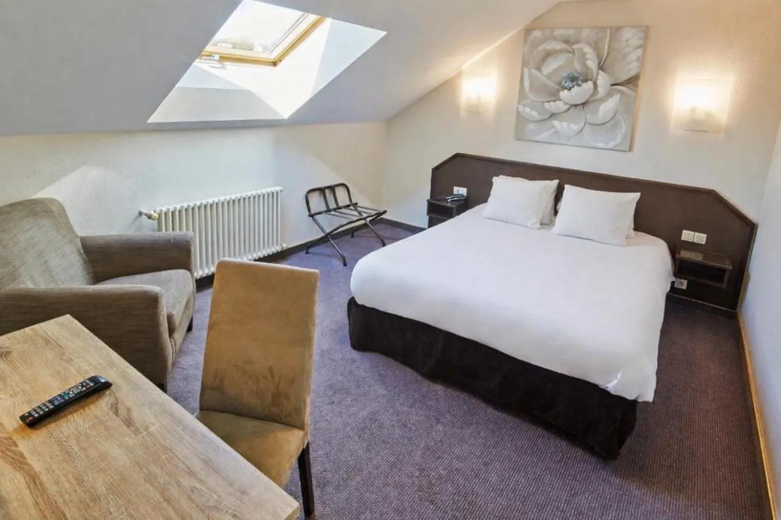 Bedroom, Bed in Campanile Epinal Centre - Gare