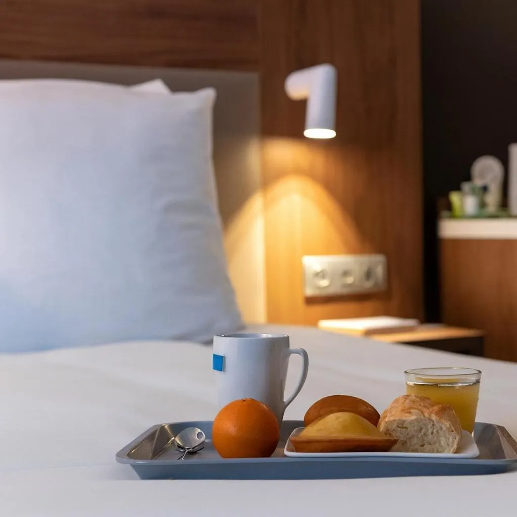 Bedroom, Bed in Campanile Epinal Centre - Gare