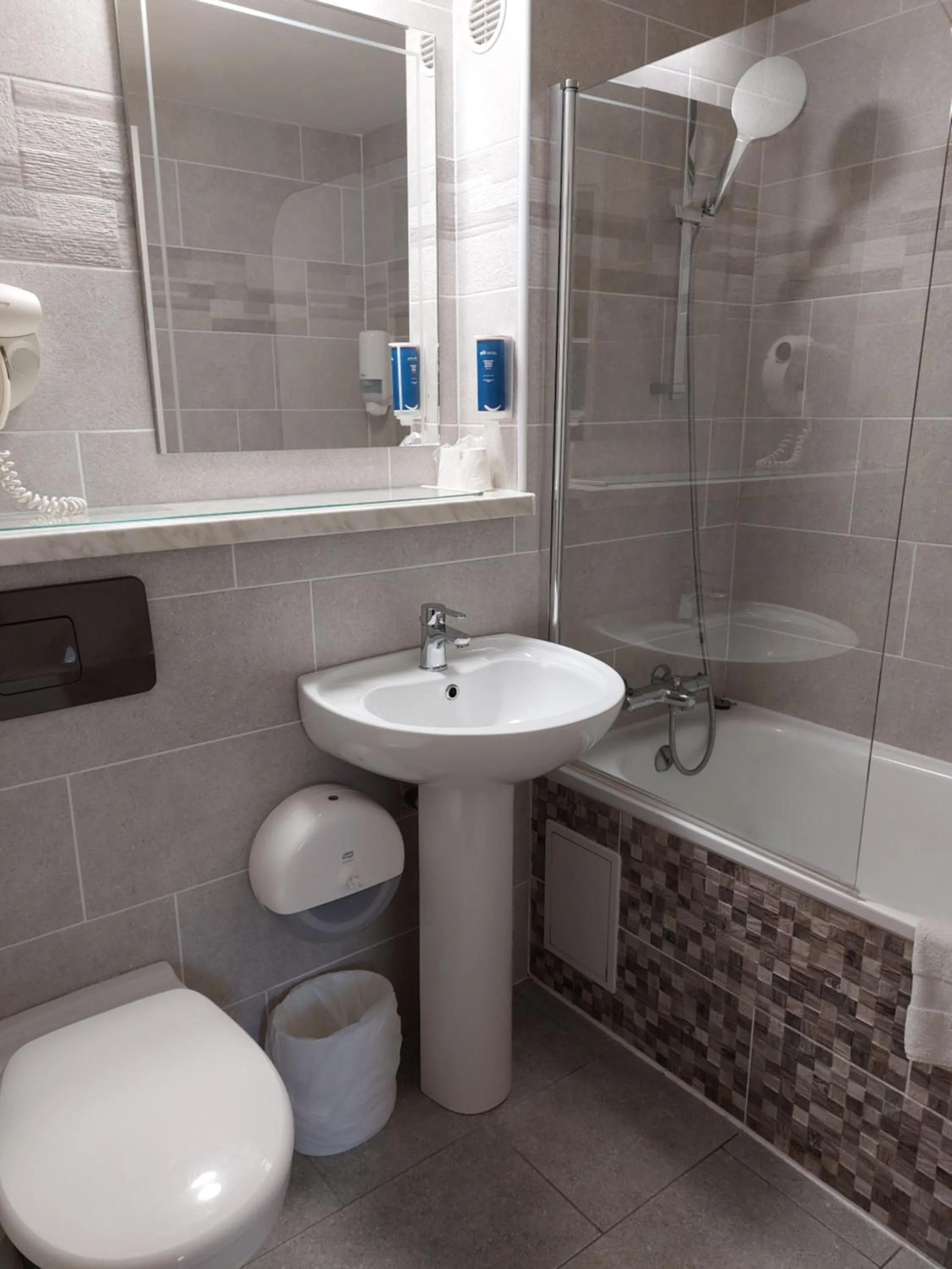 Bathroom in Brit Hotel Bosquet Carcassonne Cité