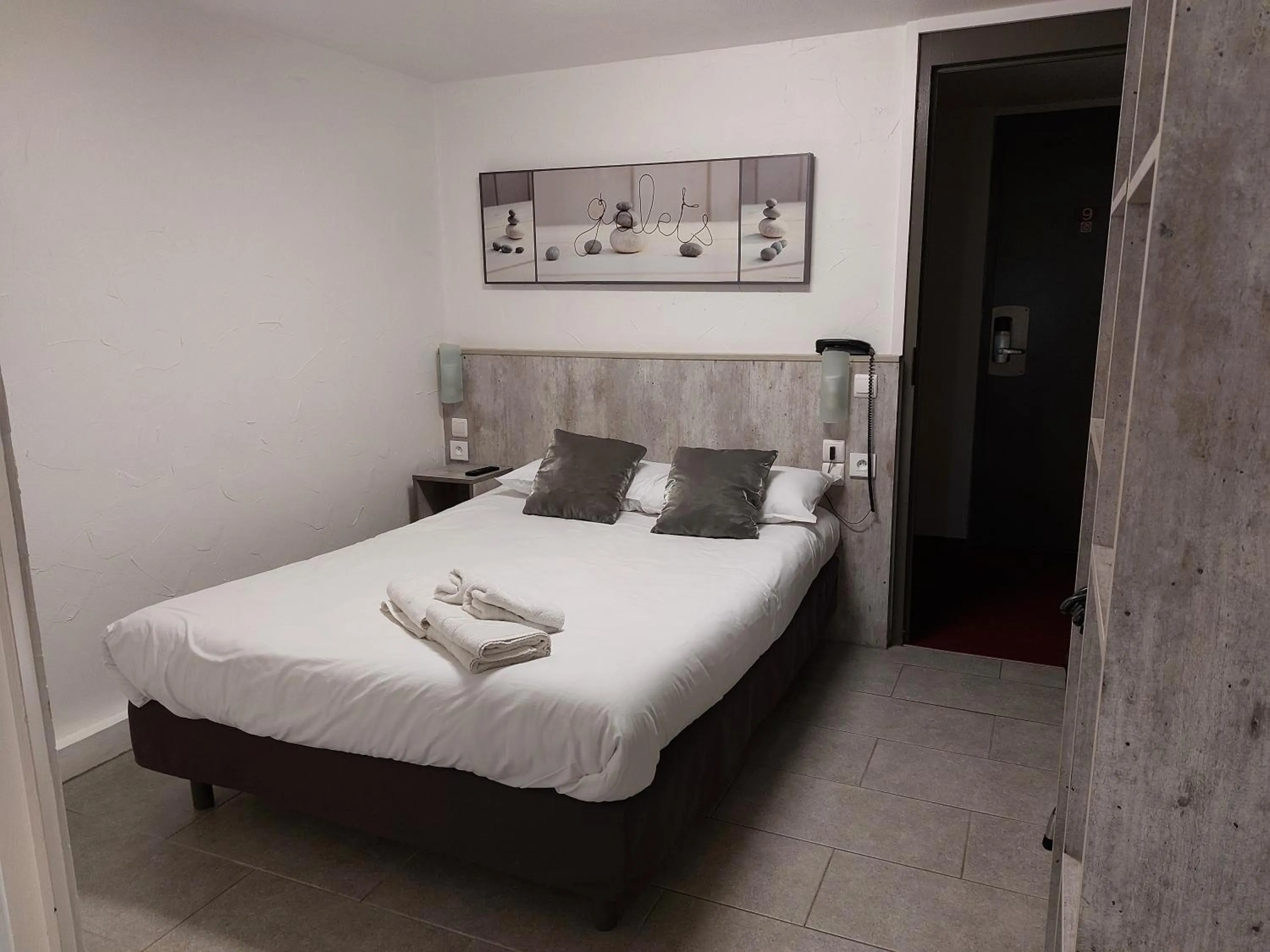 Property building, Bed in Brit Hotel Bosquet Carcassonne Cité