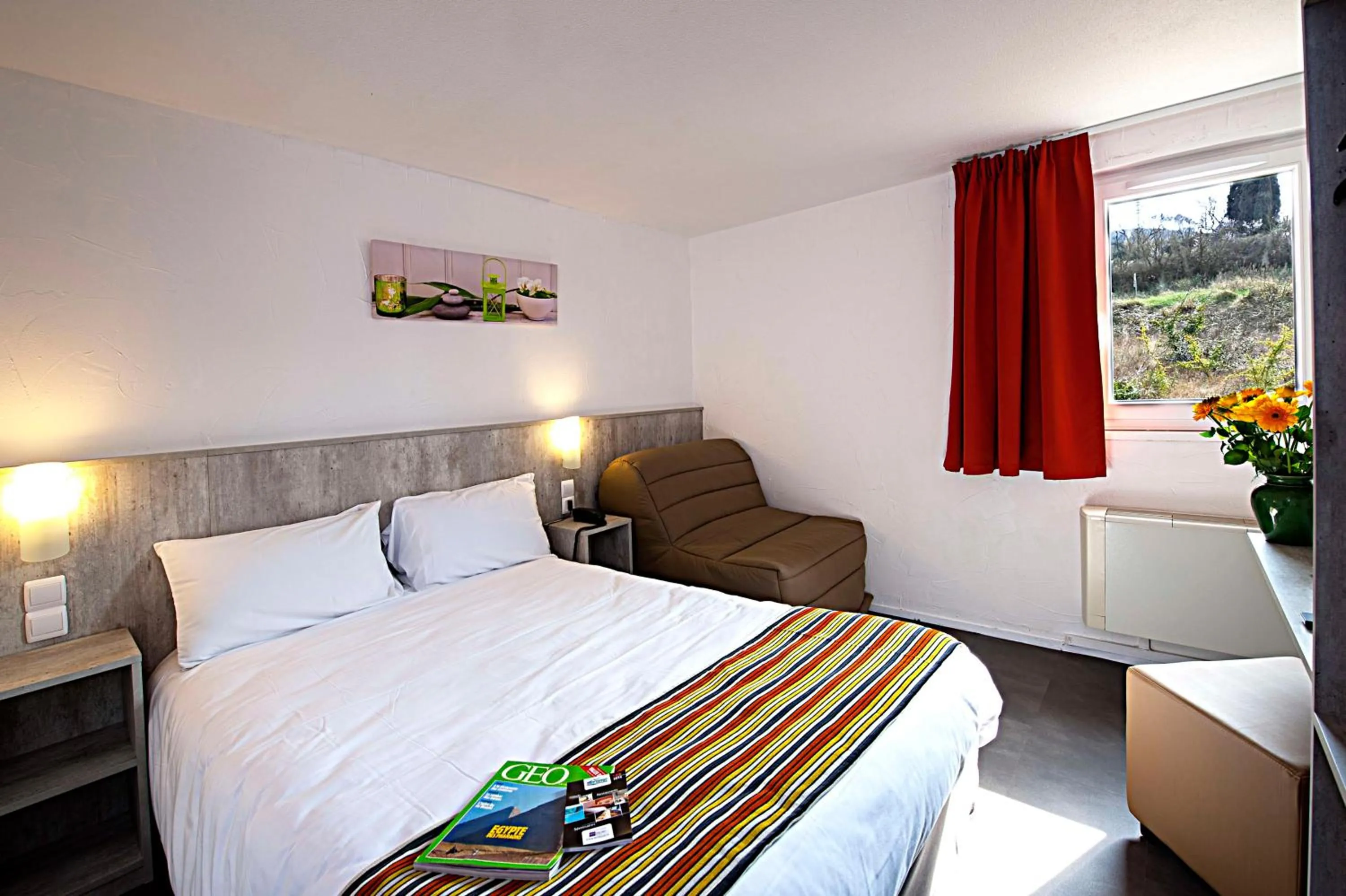 Bedroom, Bed in Brit Hotel Bosquet Carcassonne Cité