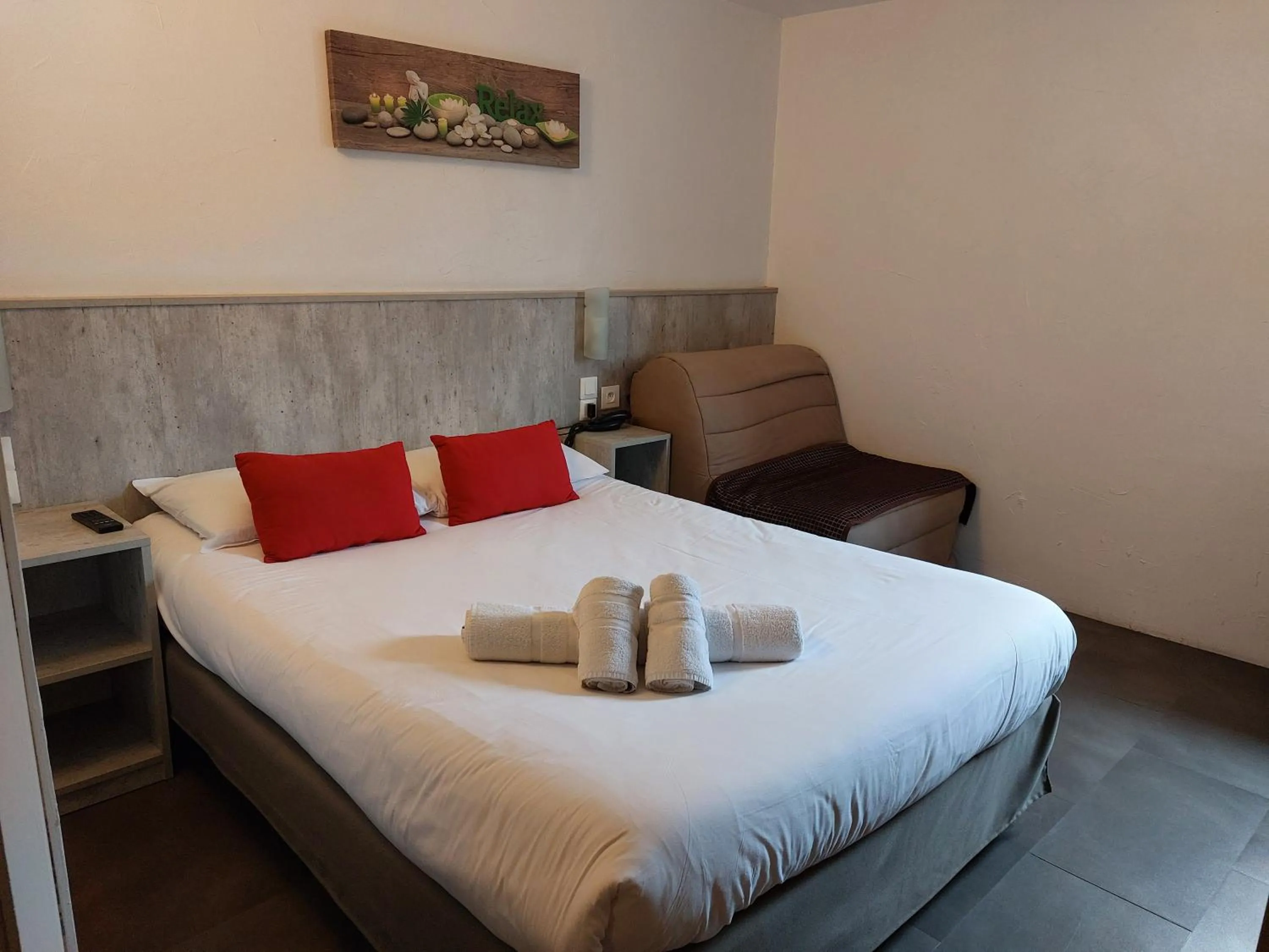 Bed in Brit Hotel Bosquet Carcassonne Cité