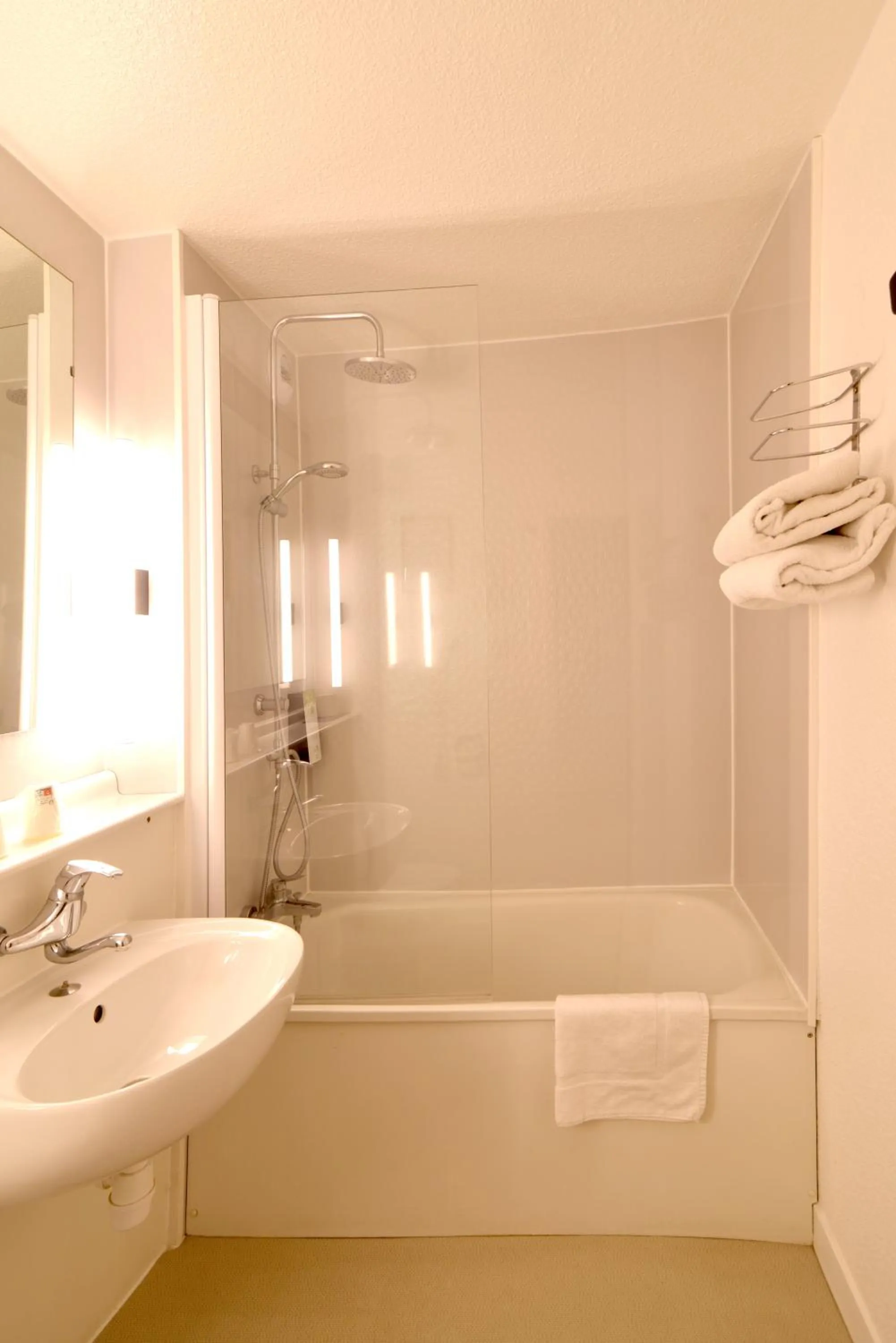 Bathroom in KYRIAD HONFLEUR - La Riviere Saint Sauveur