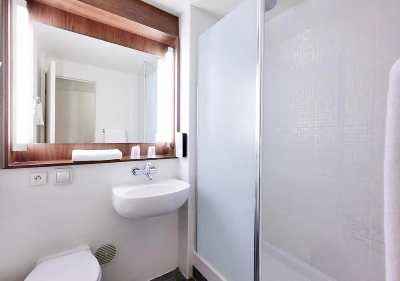 Shower in Campanile Lille - Seclin