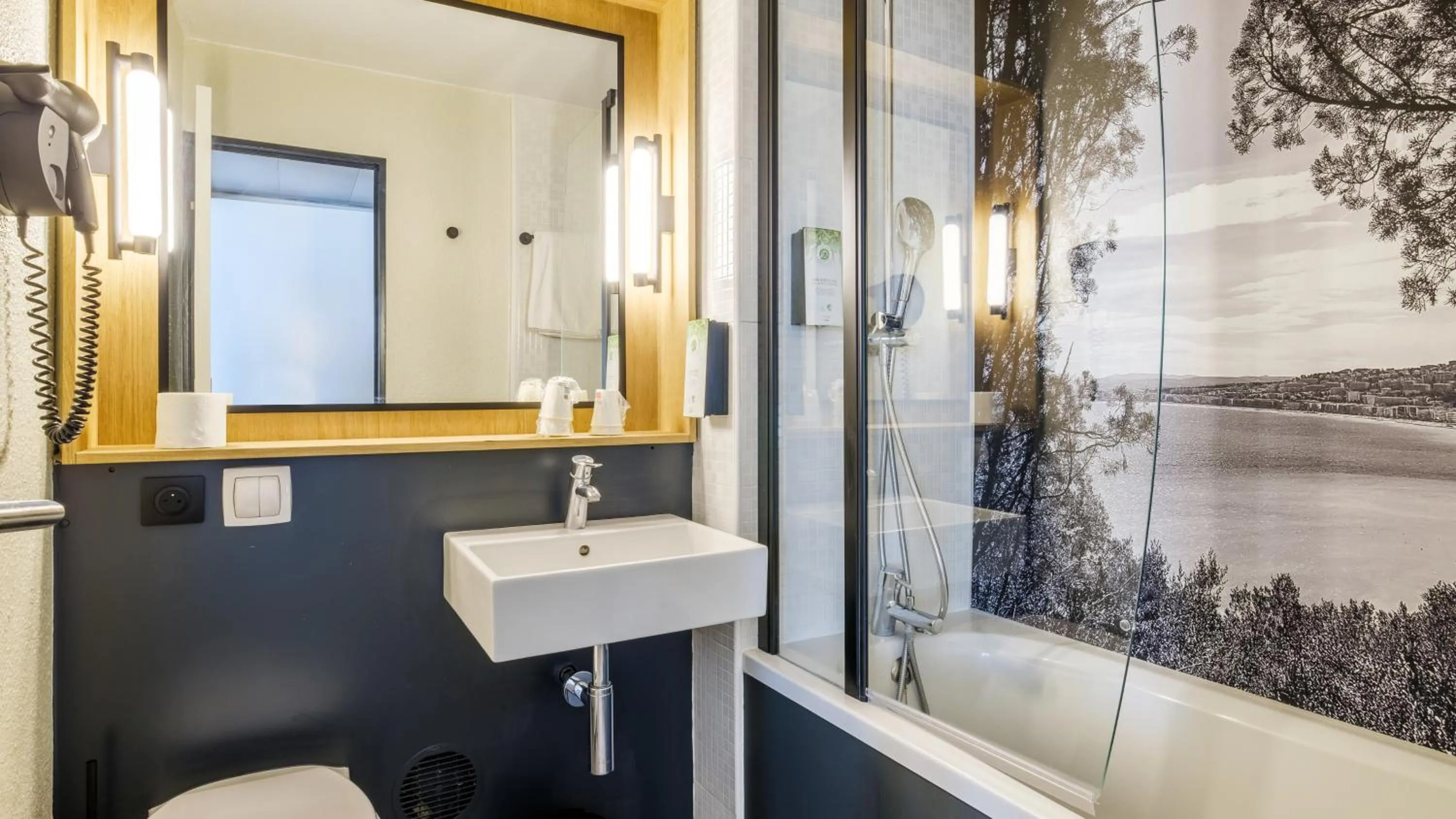 Bathroom in Campanile PRIME - Nice Airport