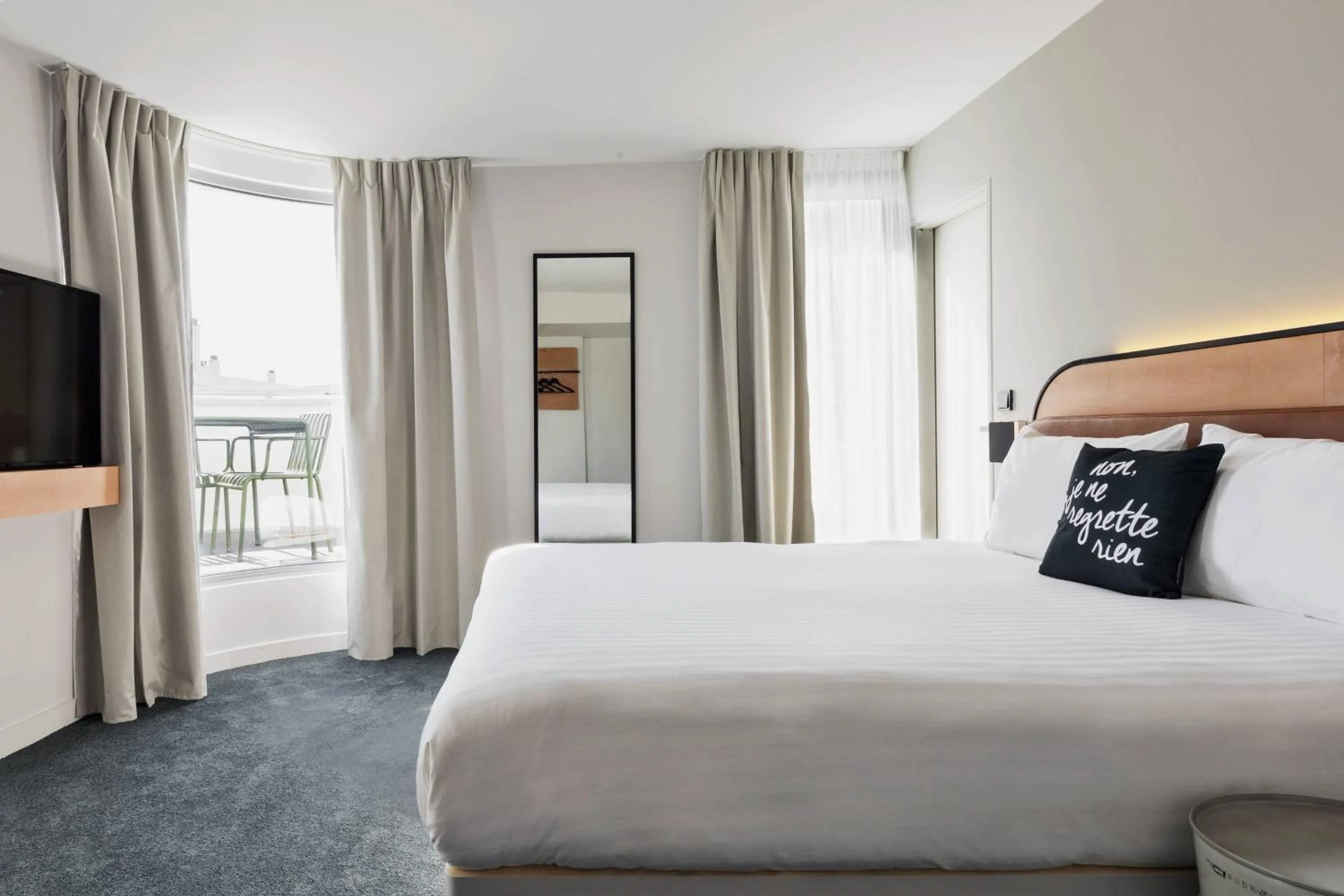 Photo of the whole room, Bed in Moxy Paris Bastille