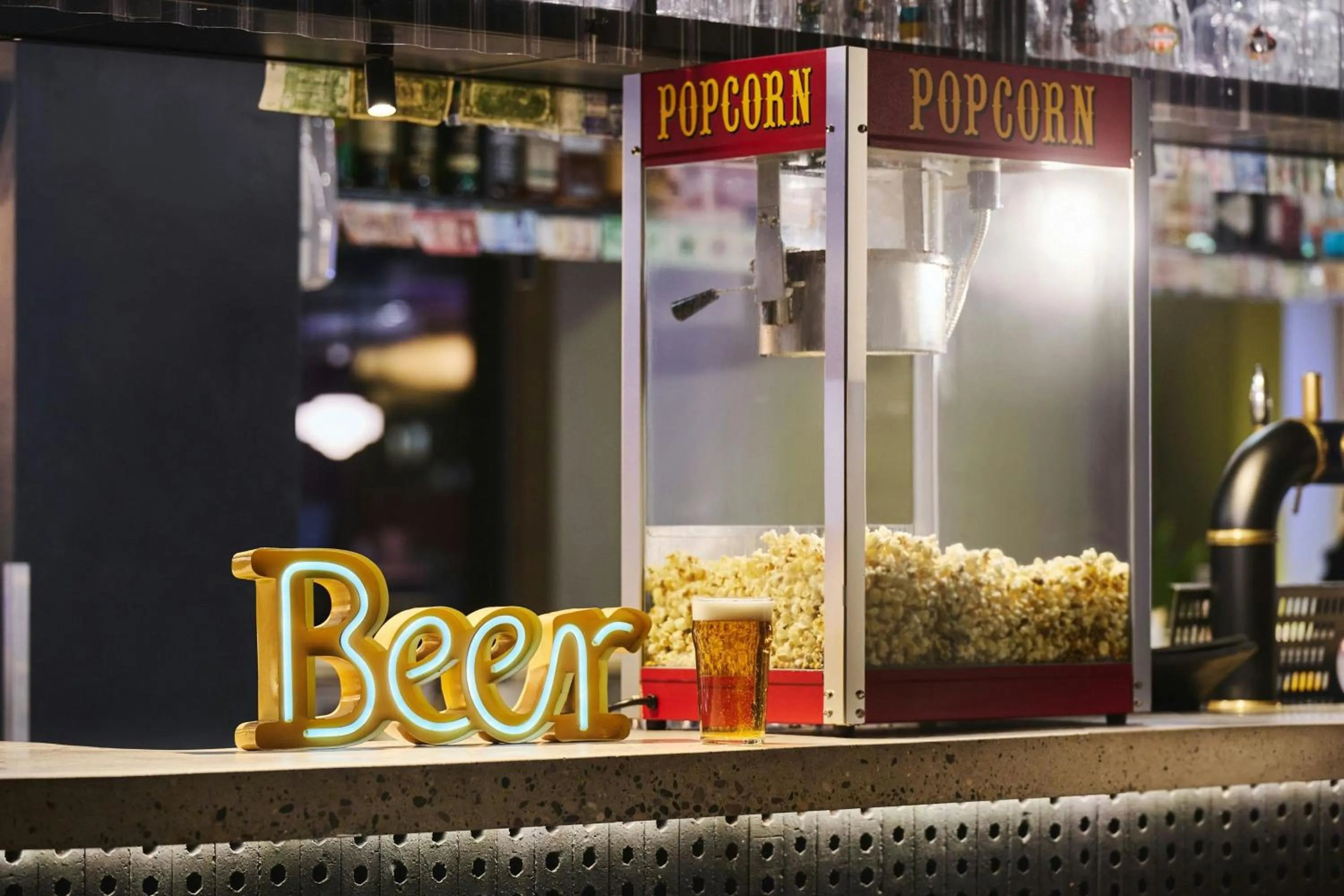 Lounge or bar in Moxy Paris Bastille