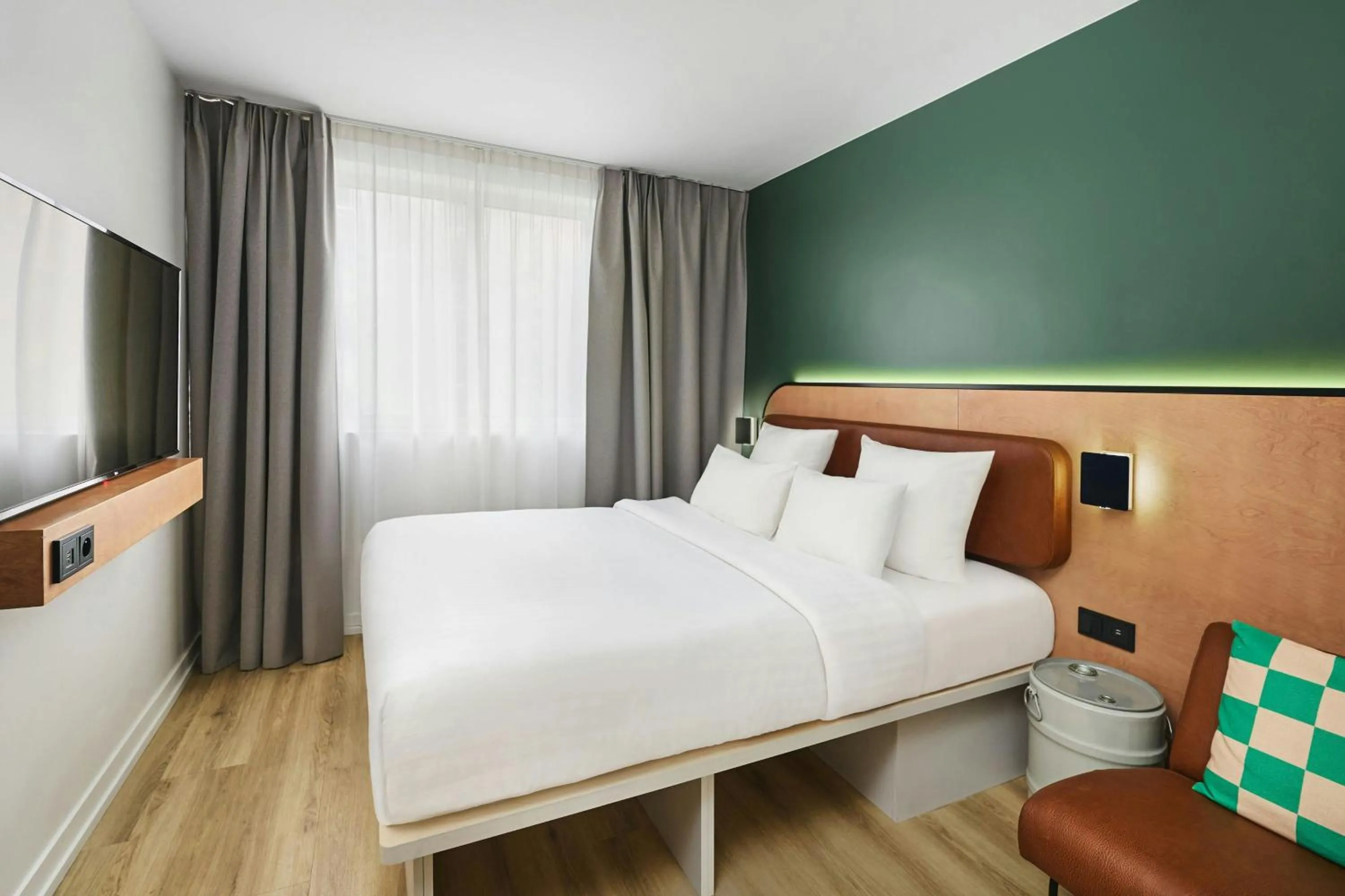 Photo of the whole room, Bed in Moxy Paris Bastille