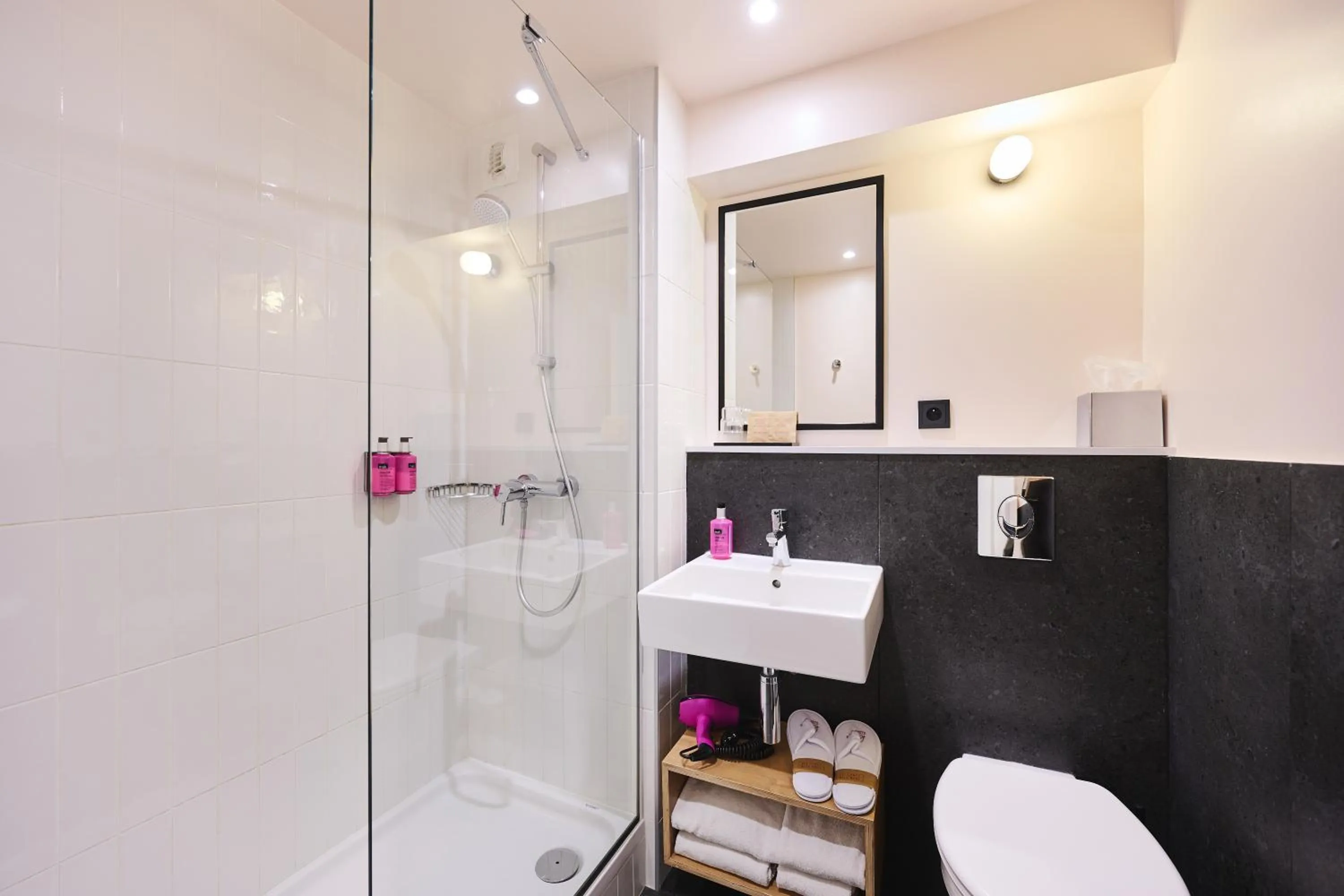 Bathroom in Moxy Paris Bastille