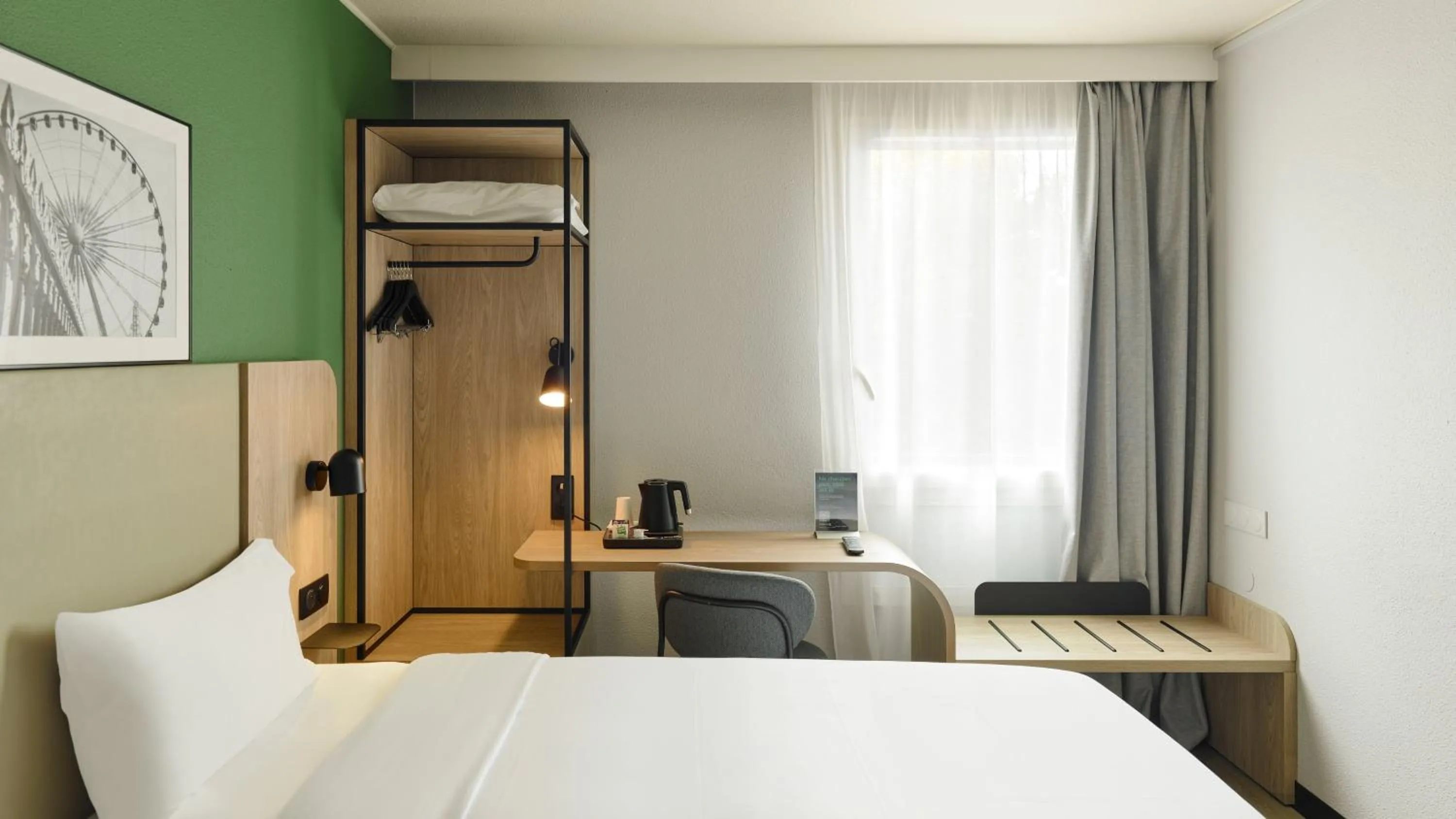 Bedroom, Bed in Campanile PRIME - Paris Levallois-Perret
