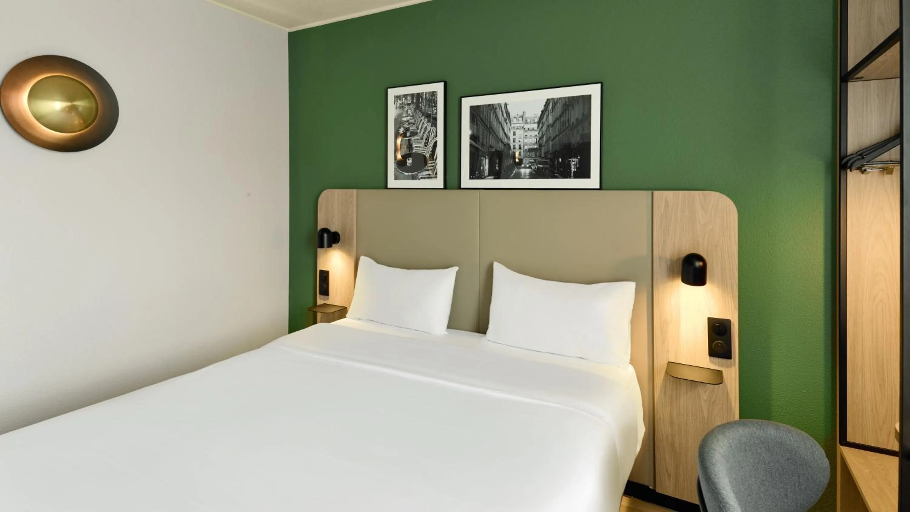 Bedroom, Bed in Campanile PRIME - Paris Levallois-Perret