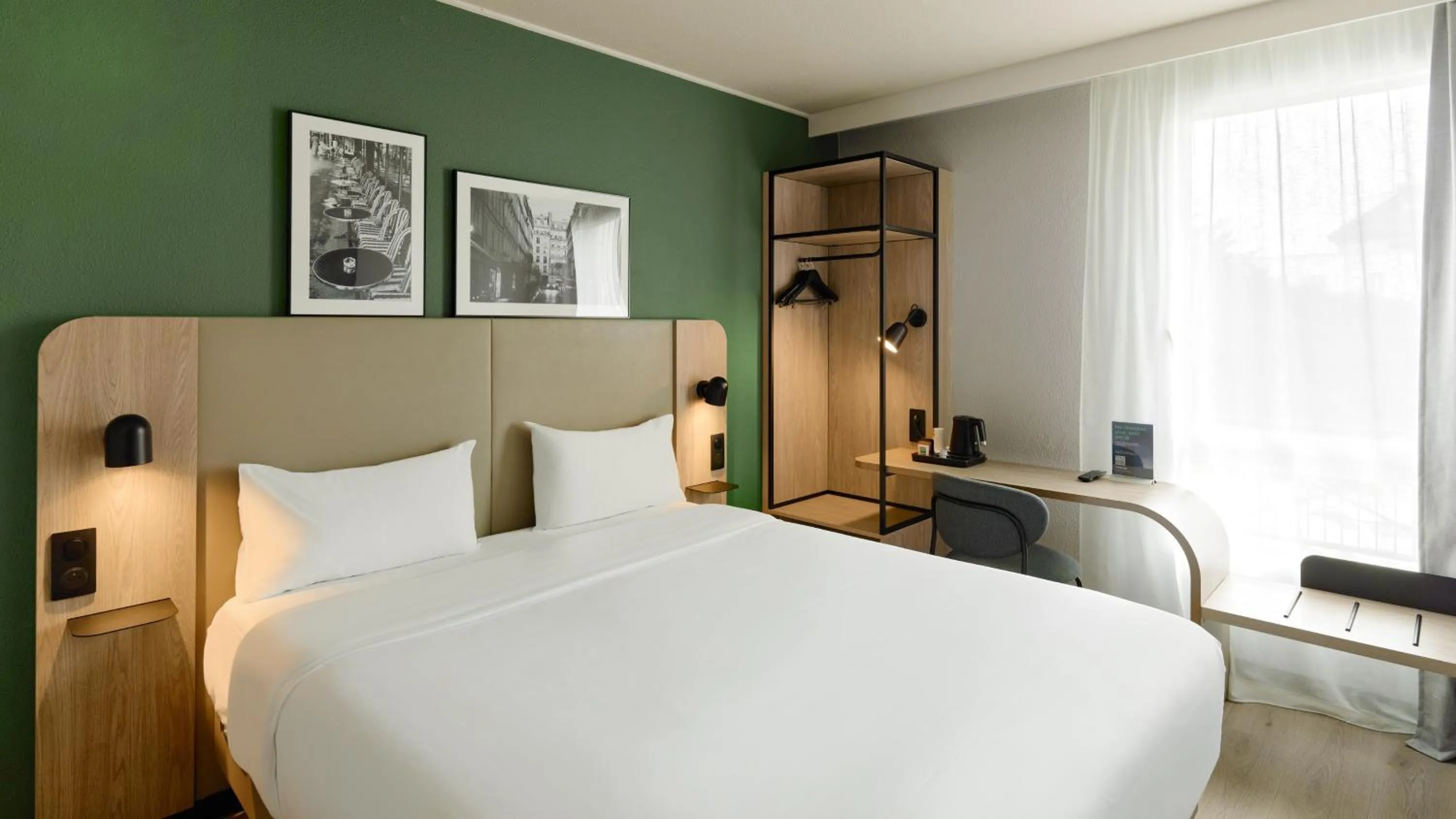 Photo of the whole room, Bed in Campanile PRIME - Paris Levallois-Perret