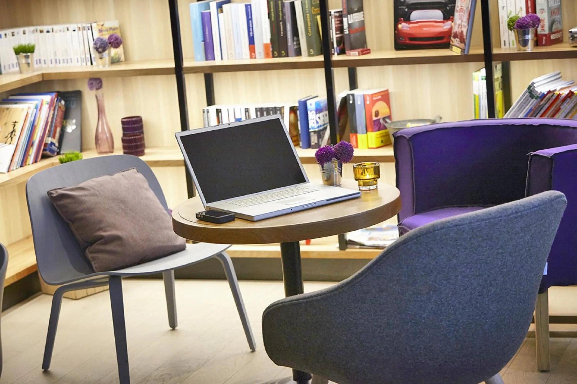 Library in Kyriad Le Blanc-Mesnil