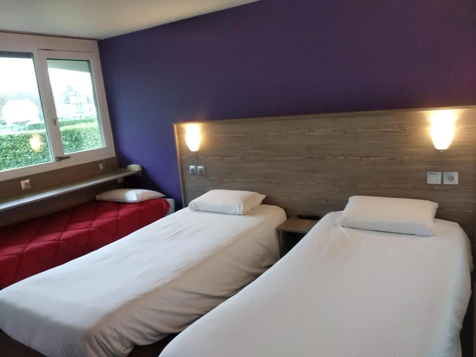 Photo of the whole room, Bed in Kyriad Chantilly Sud - Luzarches