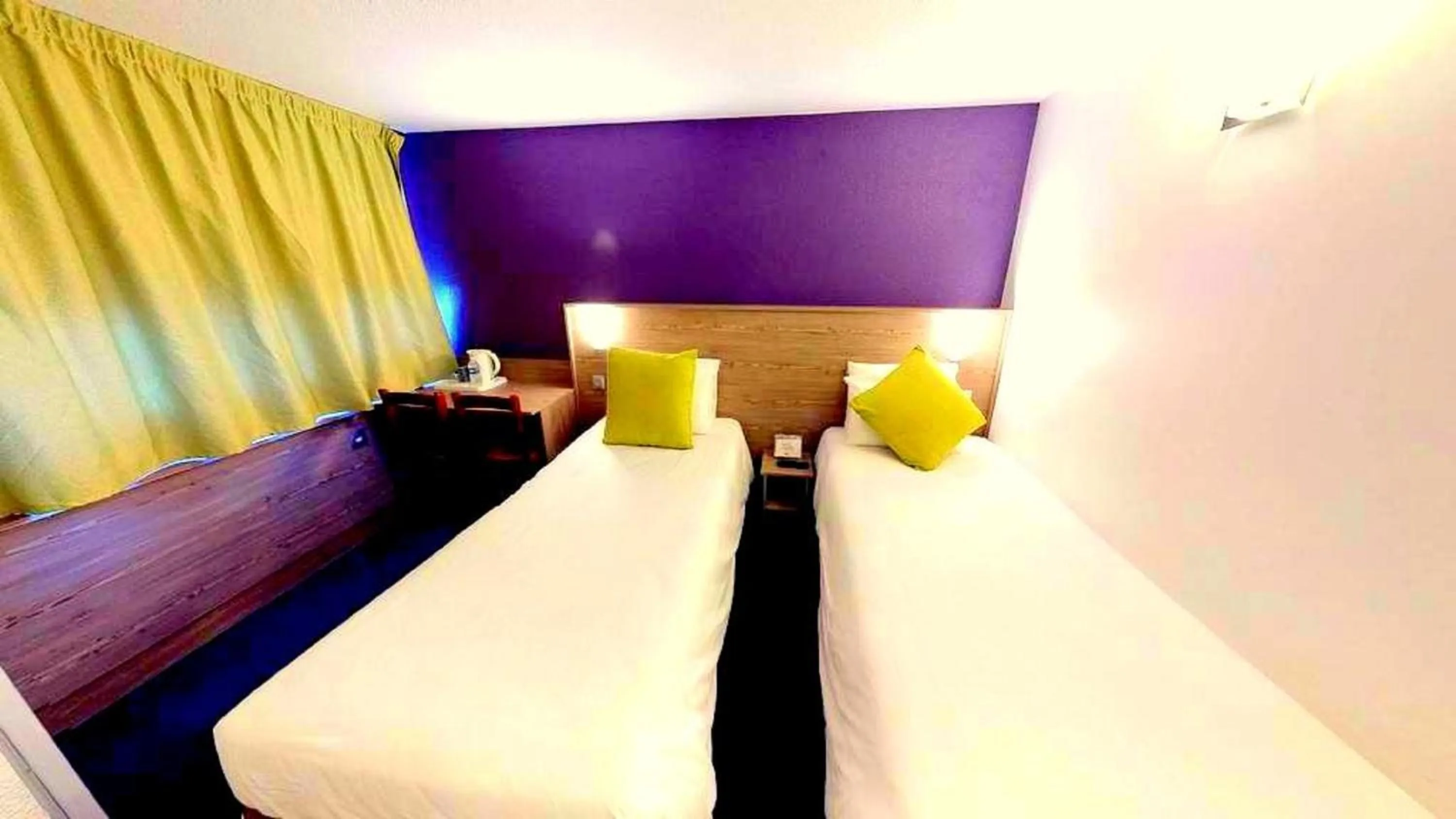 Bedroom, Bed in Kyriad Chantilly Sud - Luzarches