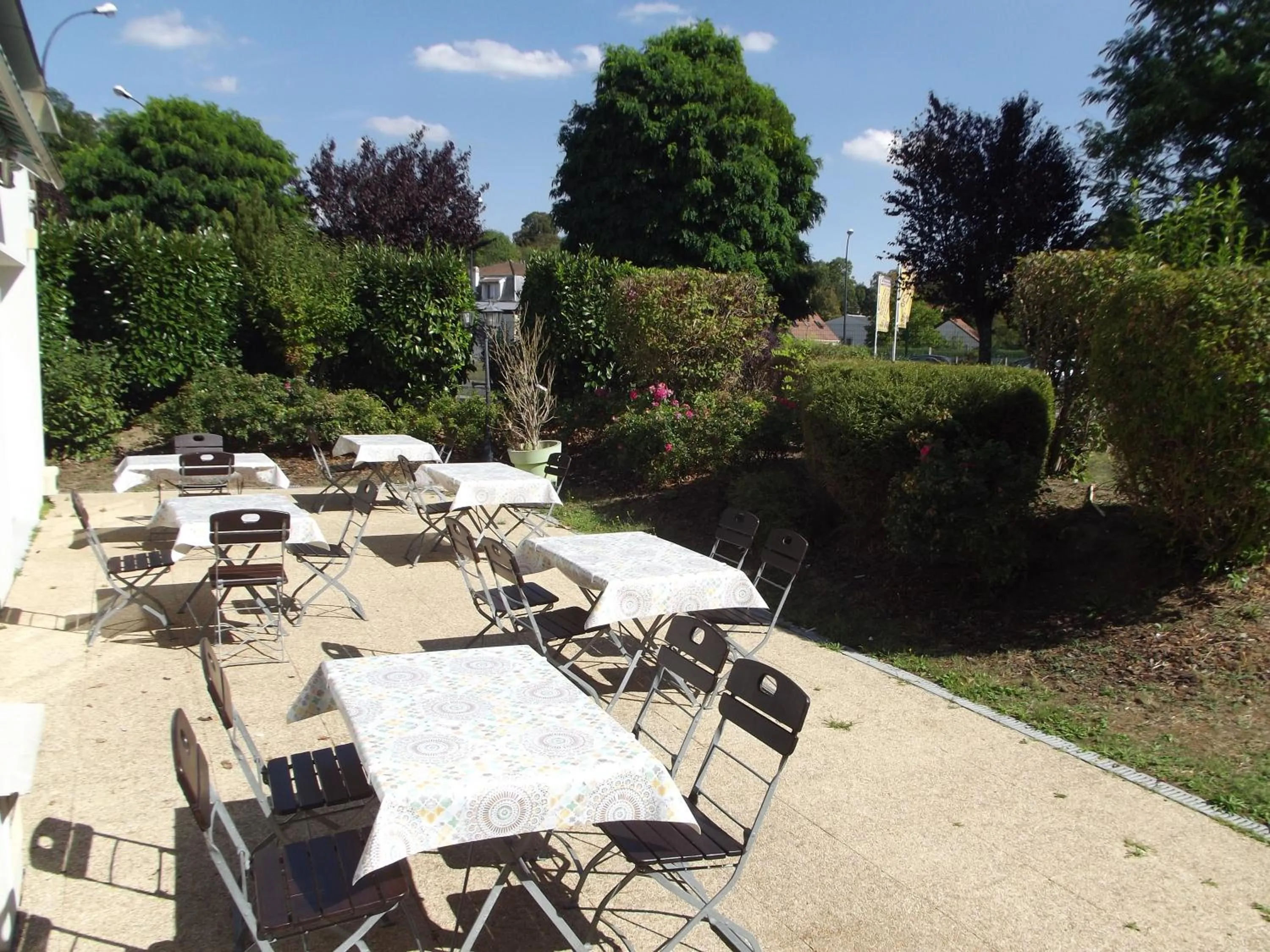 Patio in Kyriad Chantilly Sud - Luzarches
