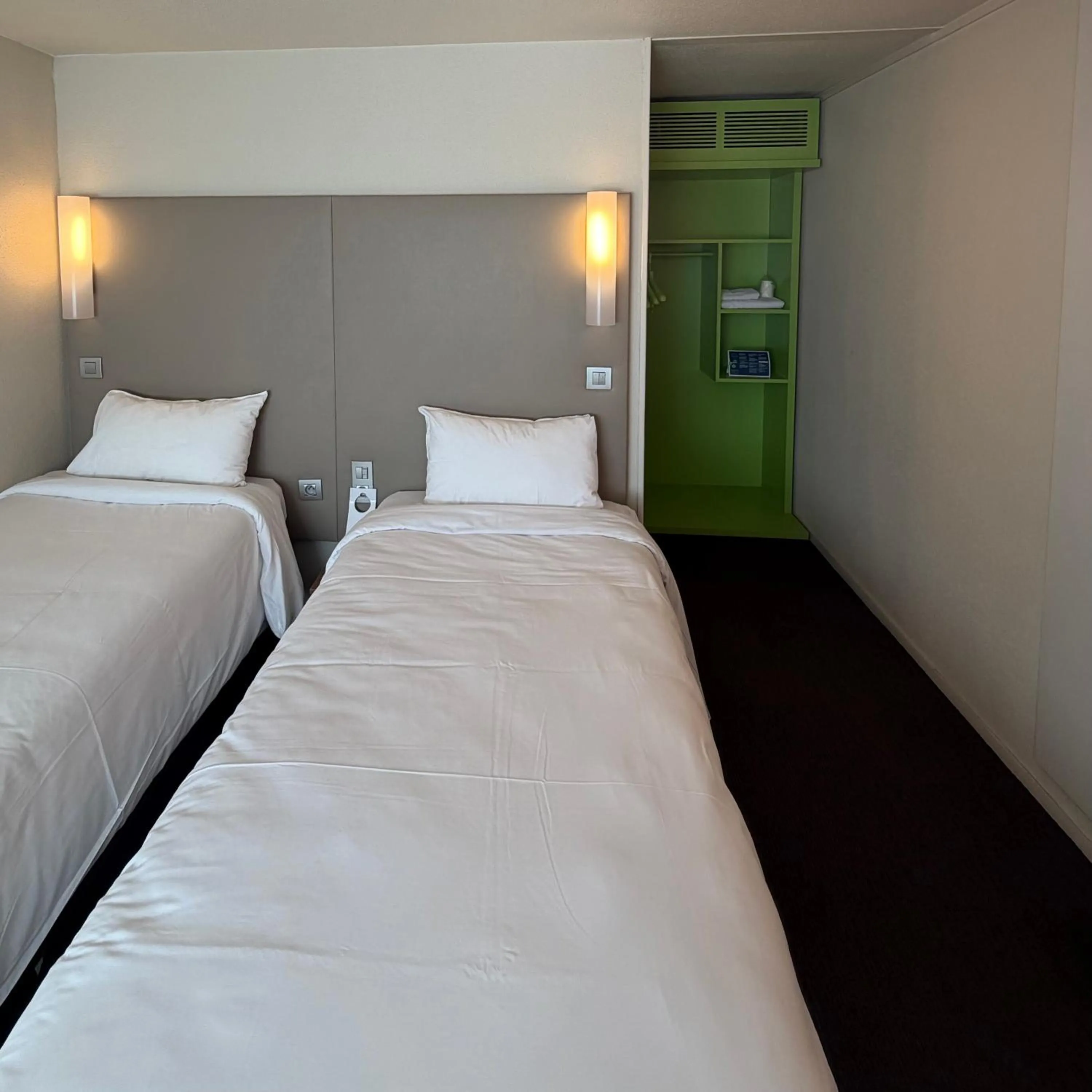 Bedroom, Bed in Campanile Troyes Sud - Buchères