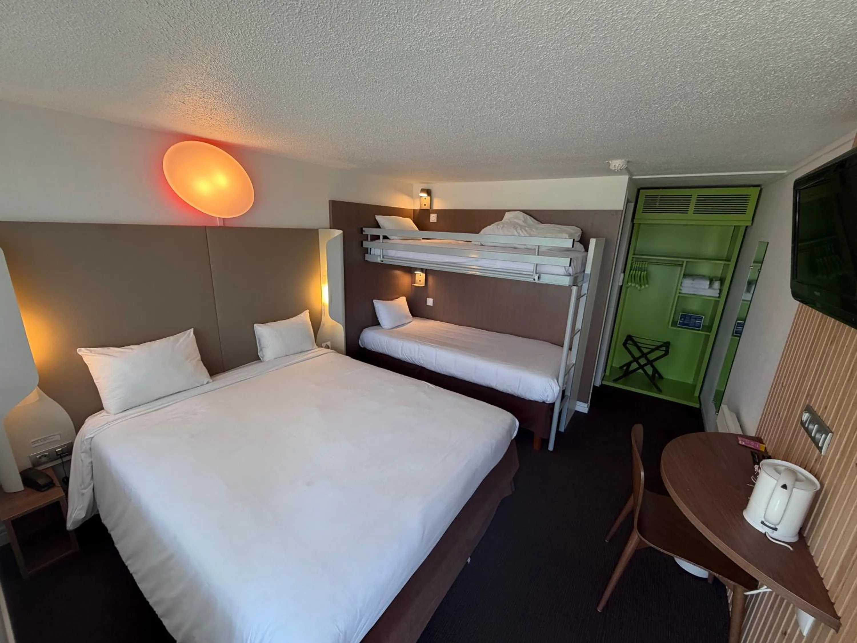 Bedroom, Bed in Campanile Troyes Sud - Buchères