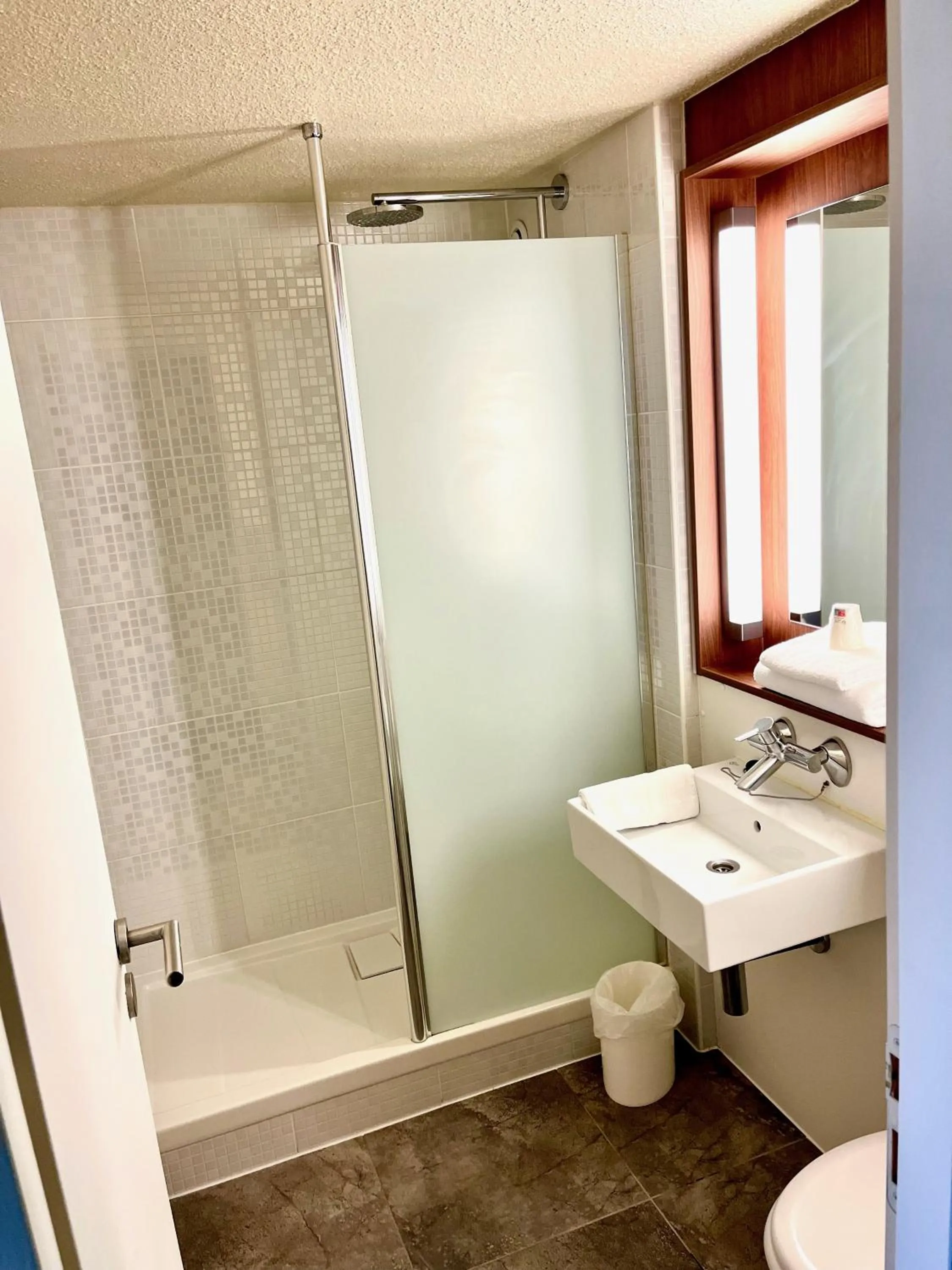 Shower in Campanile Troyes Sud - Buchères