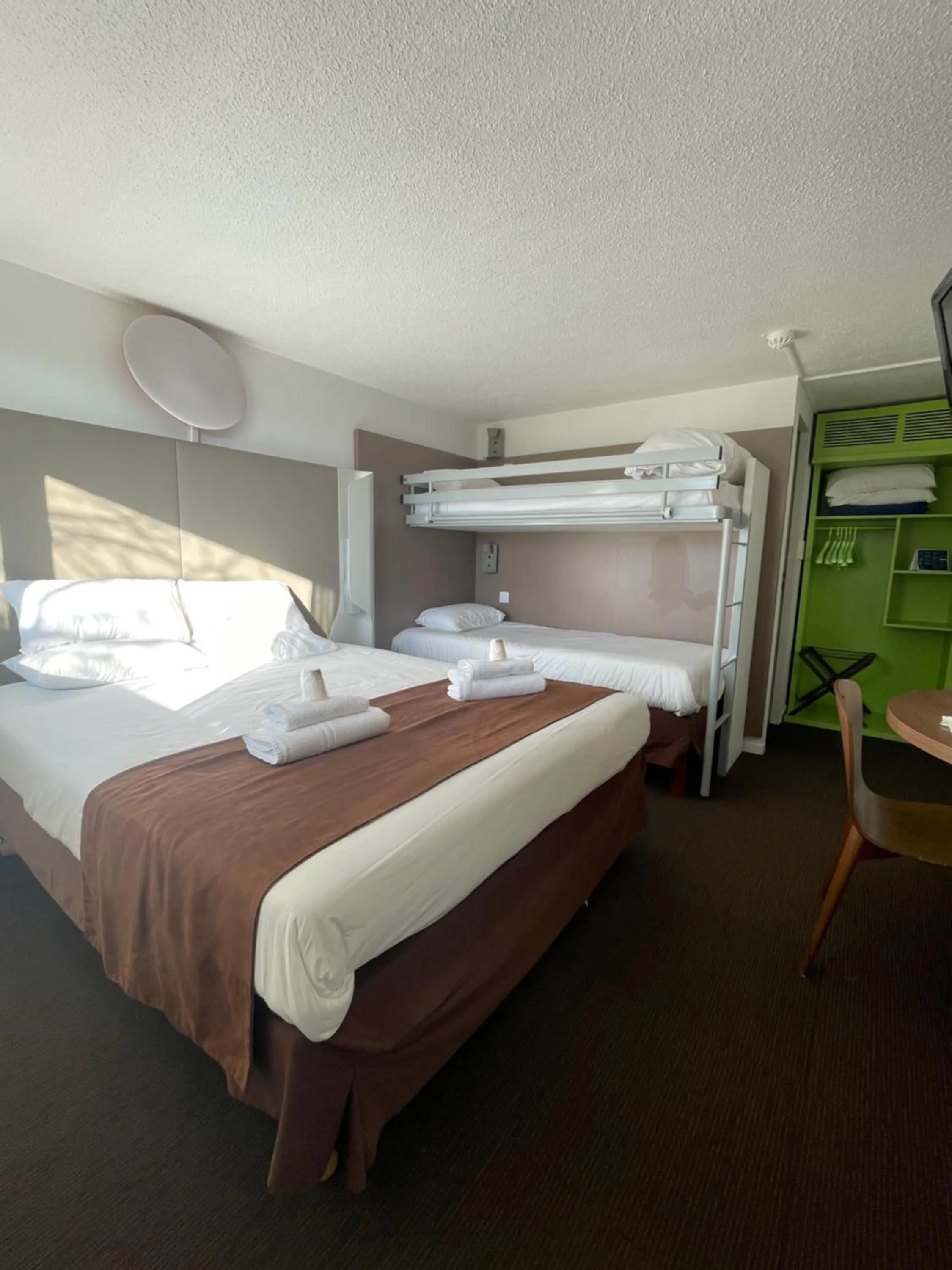 Photo of the whole room, Bed in Campanile Troyes Sud - Buchères