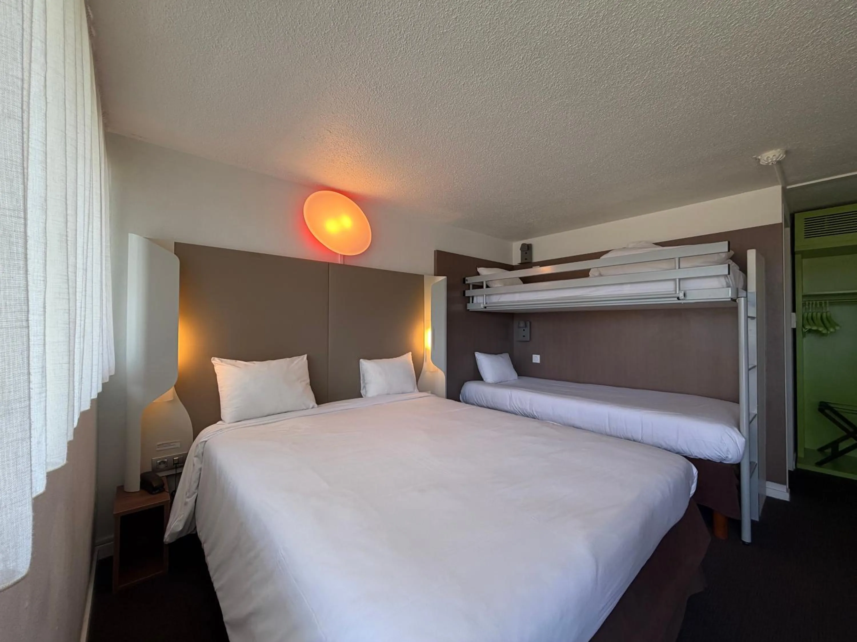 Bedroom, Bed in Campanile Troyes Sud - Buchères