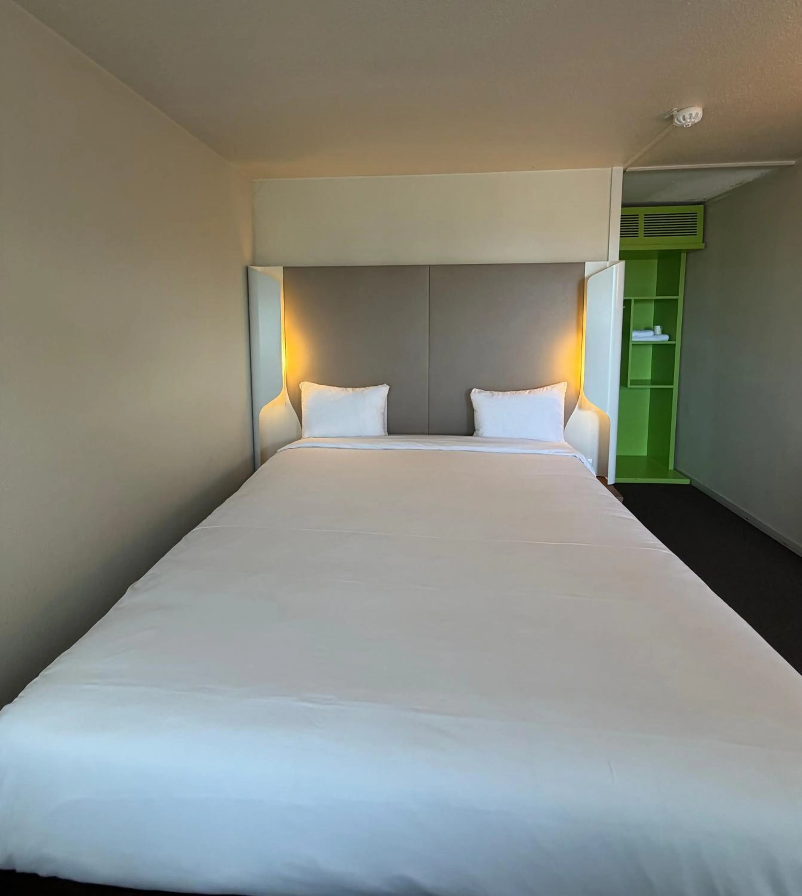 Bedroom, Bed in Campanile Troyes Sud - Buchères