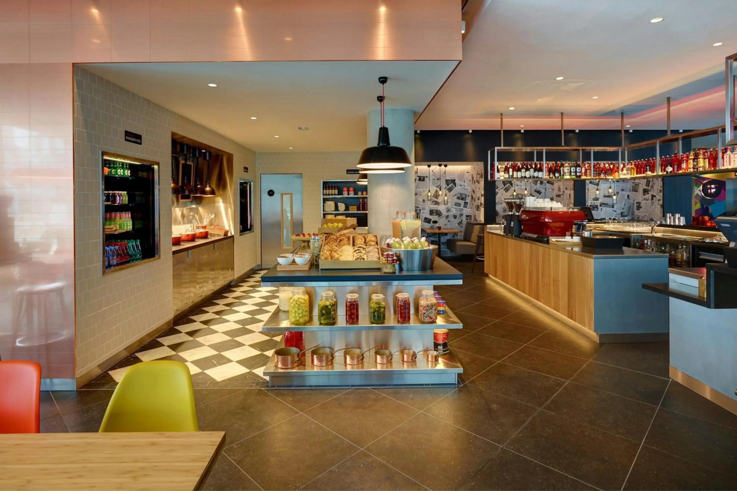 Restaurant/places to eat in citizenM Paris La Défense