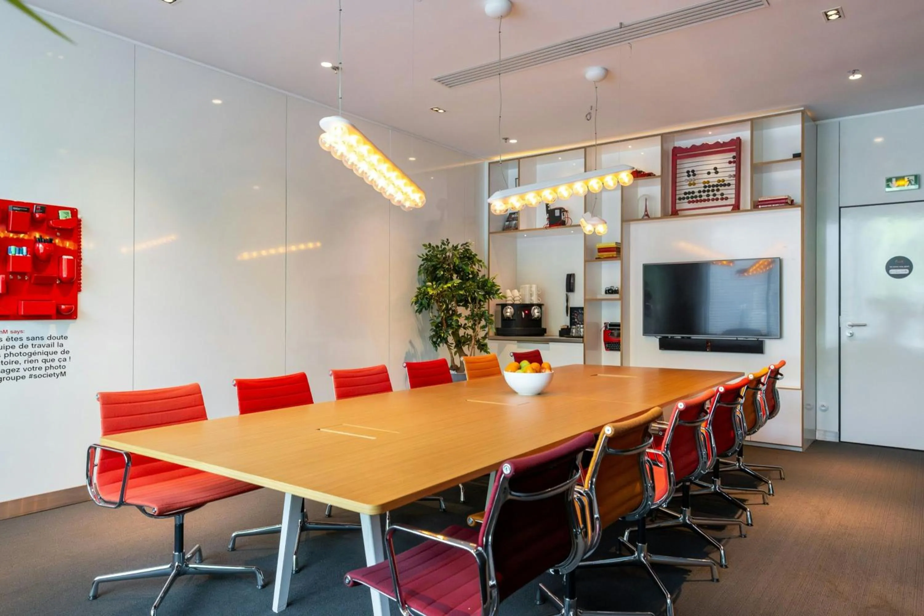 Meeting/conference room in citizenM Paris La Défense