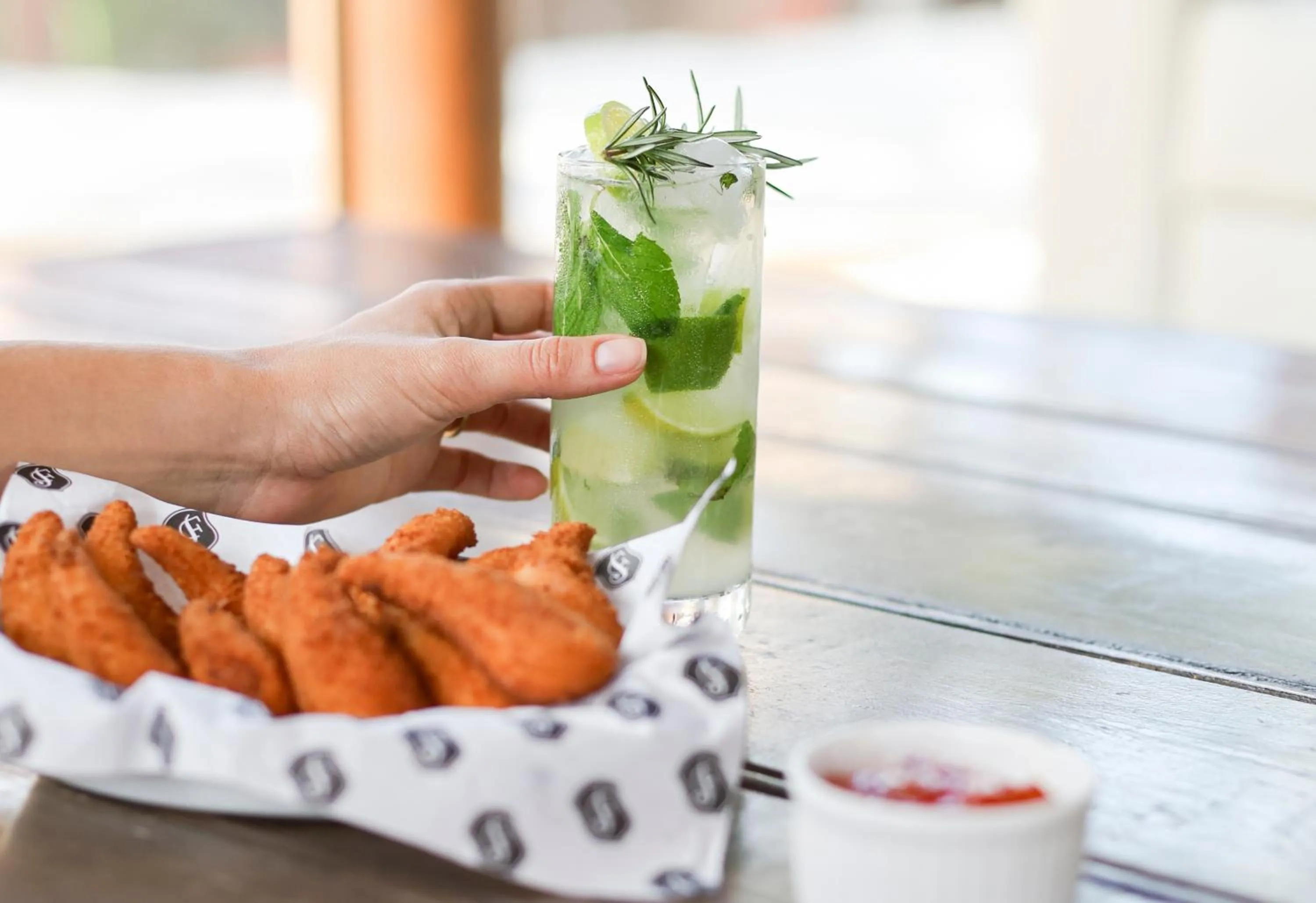 Restaurant/places to eat in Pontal da Ferradura