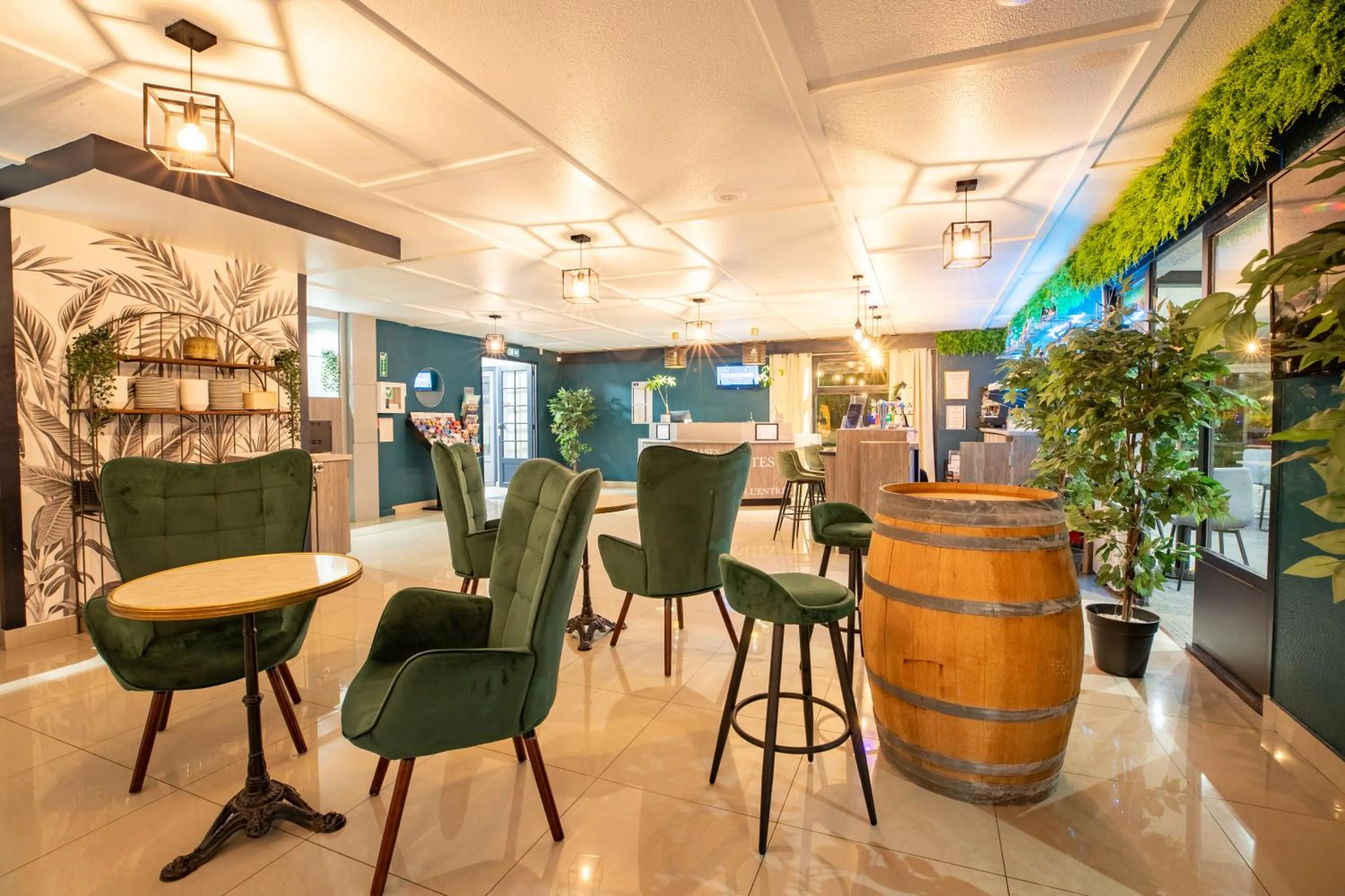 Lounge or bar in Kyriad Valenciennes Sud - Rouvignies