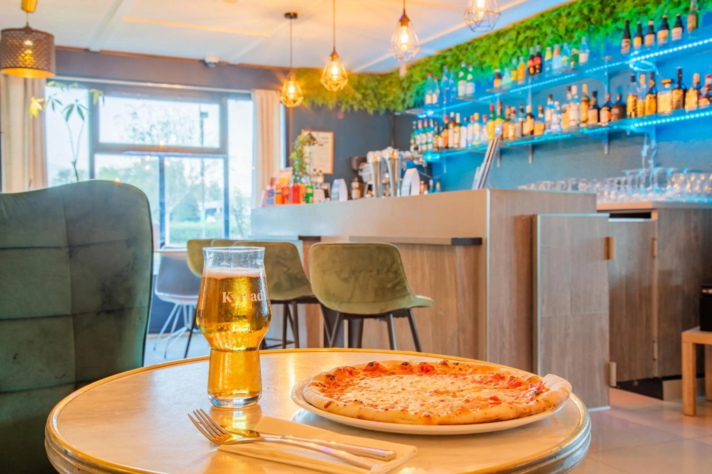 Lounge or bar in Kyriad Valenciennes Sud - Rouvignies