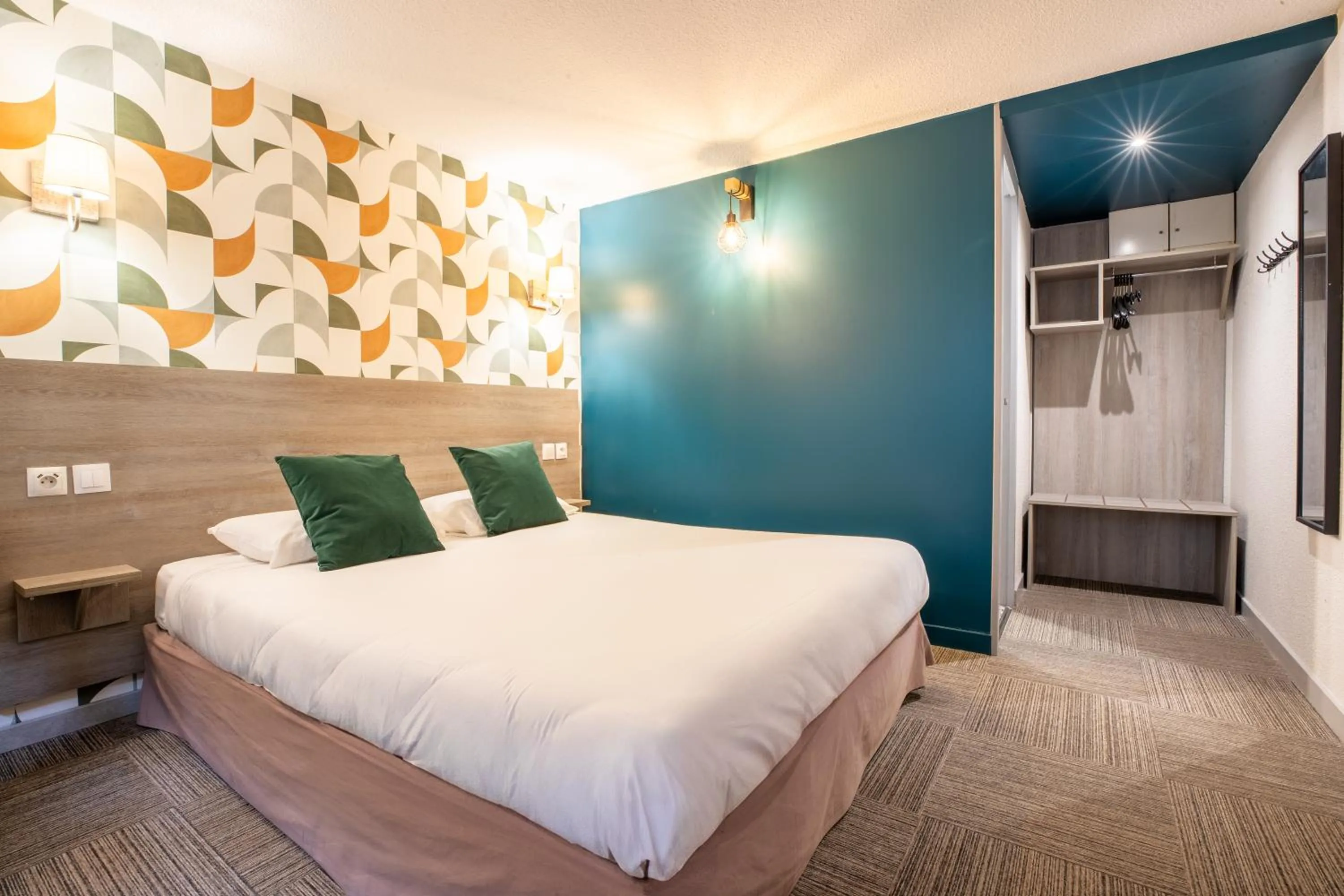 Bedroom, Bed in Kyriad Valenciennes Sud - Rouvignies