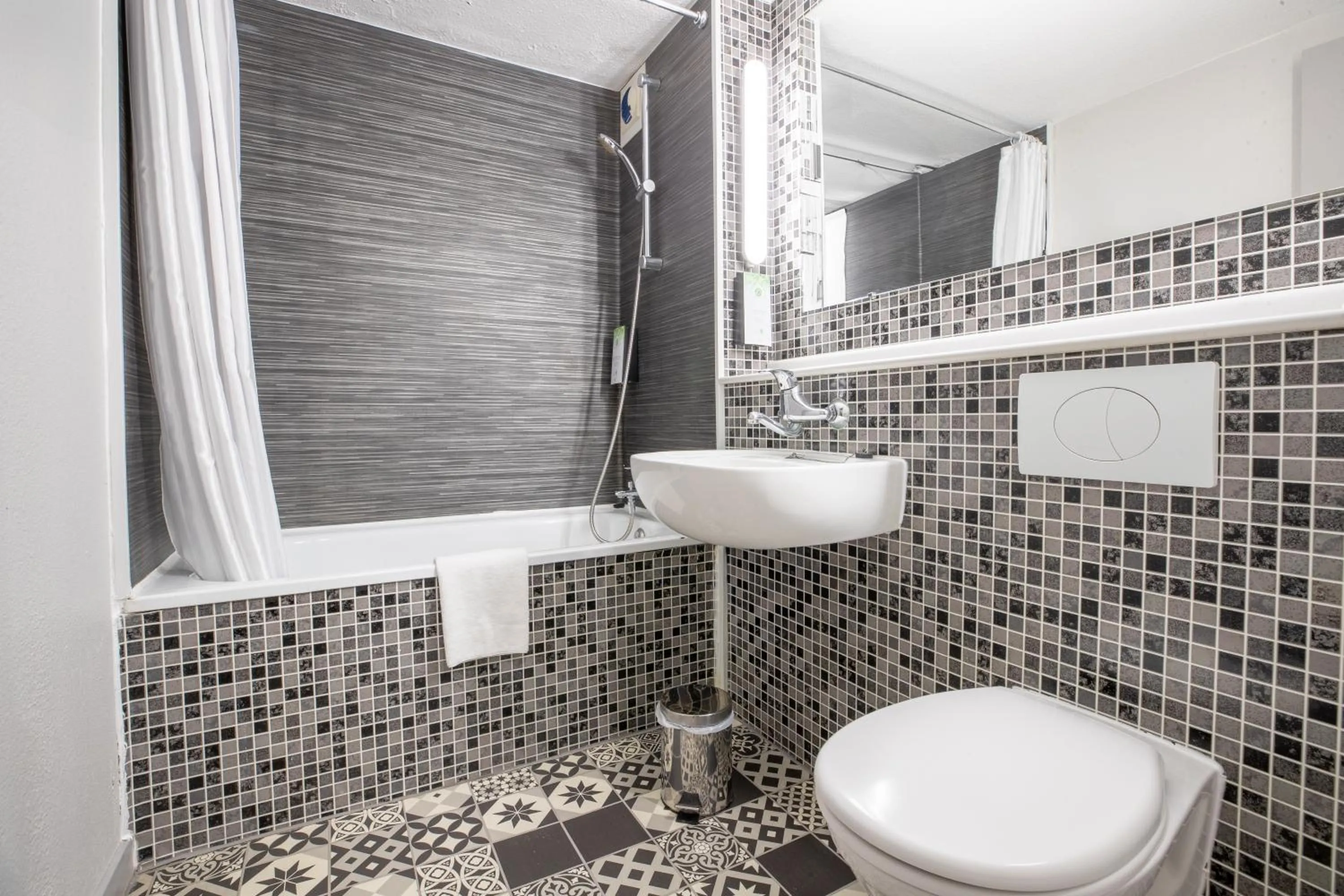 Bathroom in Kyriad Valenciennes Sud - Rouvignies