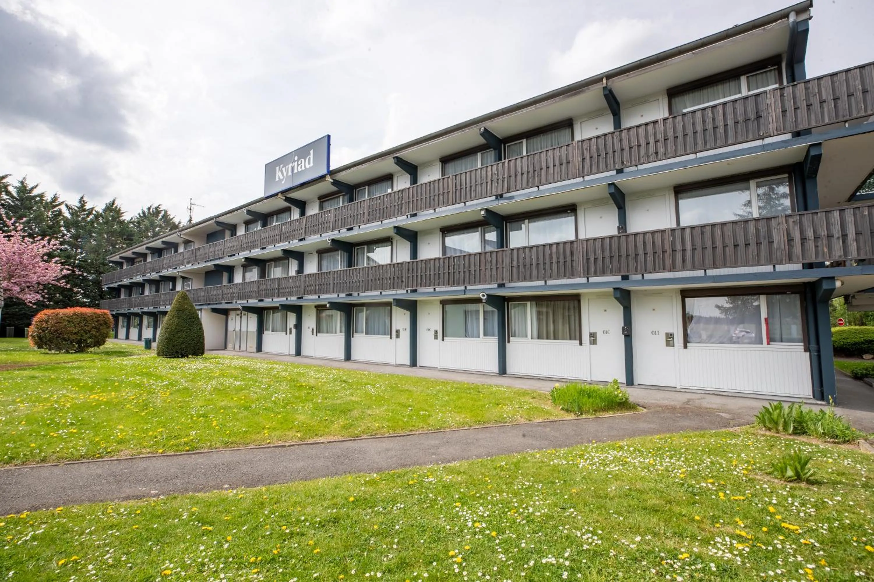 Property building in Kyriad Valenciennes Sud - Rouvignies