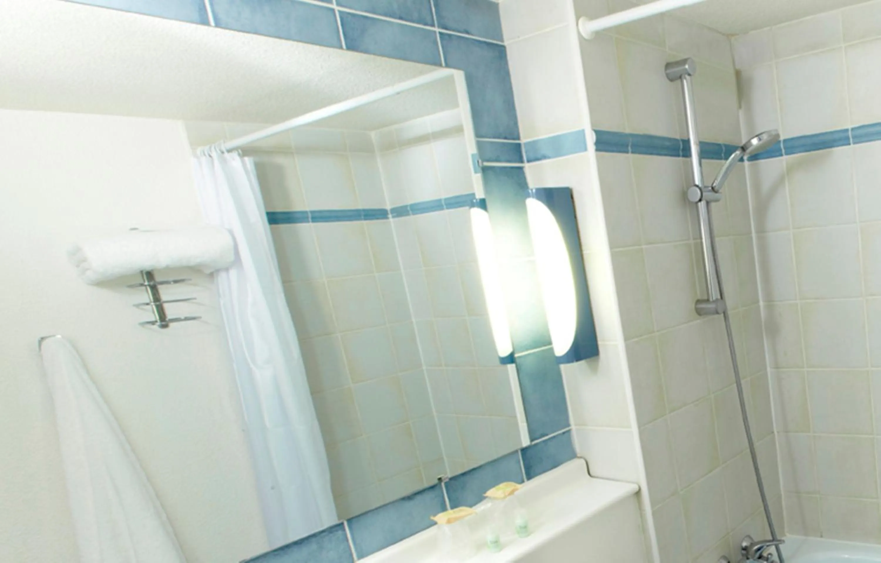 Bathroom in Kyriad Châlons-En-Champagne - Saint-Martin