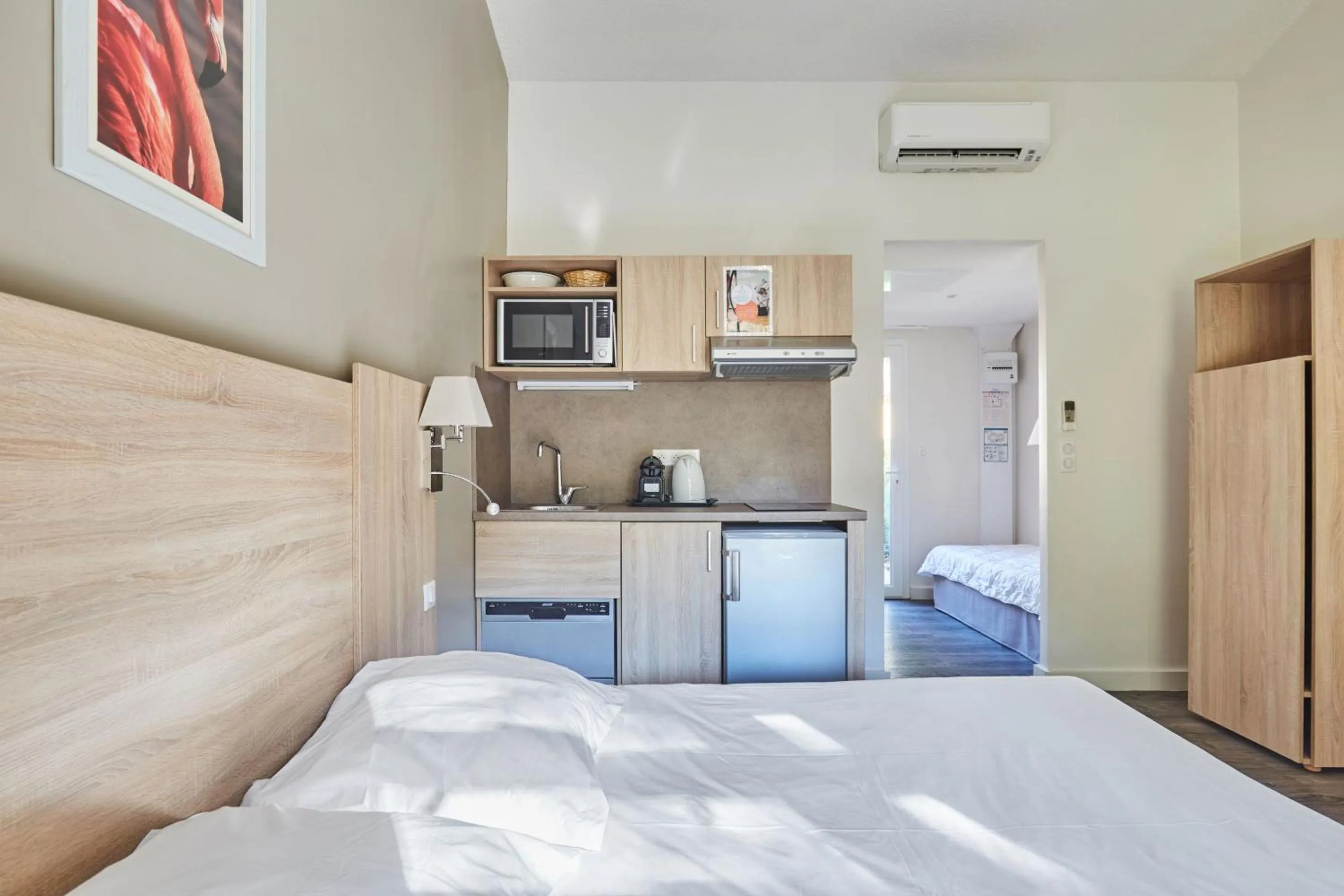 Kitchen or kitchenette, Bed in Résidence Odalys Le Village Camarguais Les Gardians