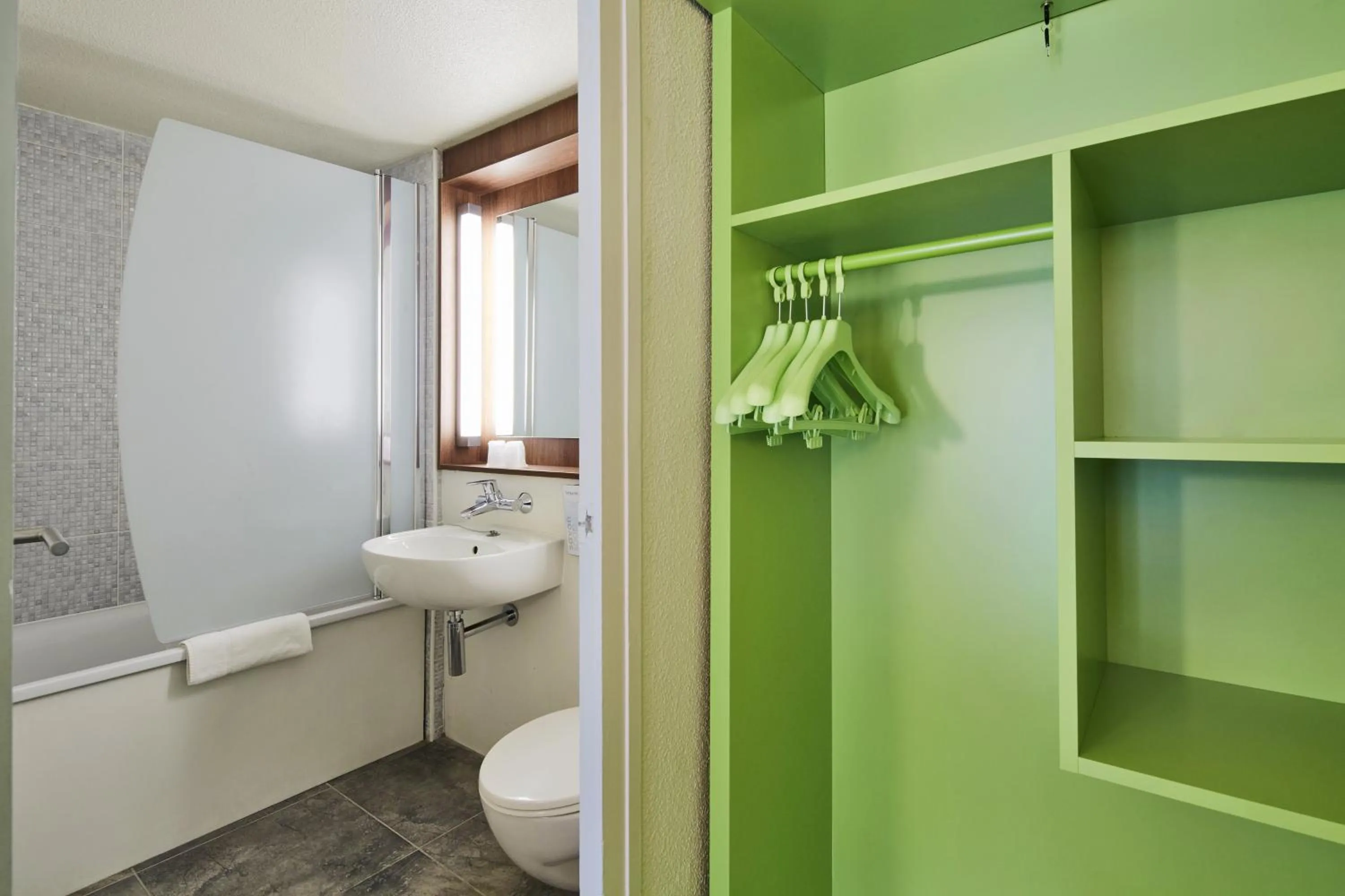 New Generation Twin Room  in Campanile NATURE - Sannois Ermont