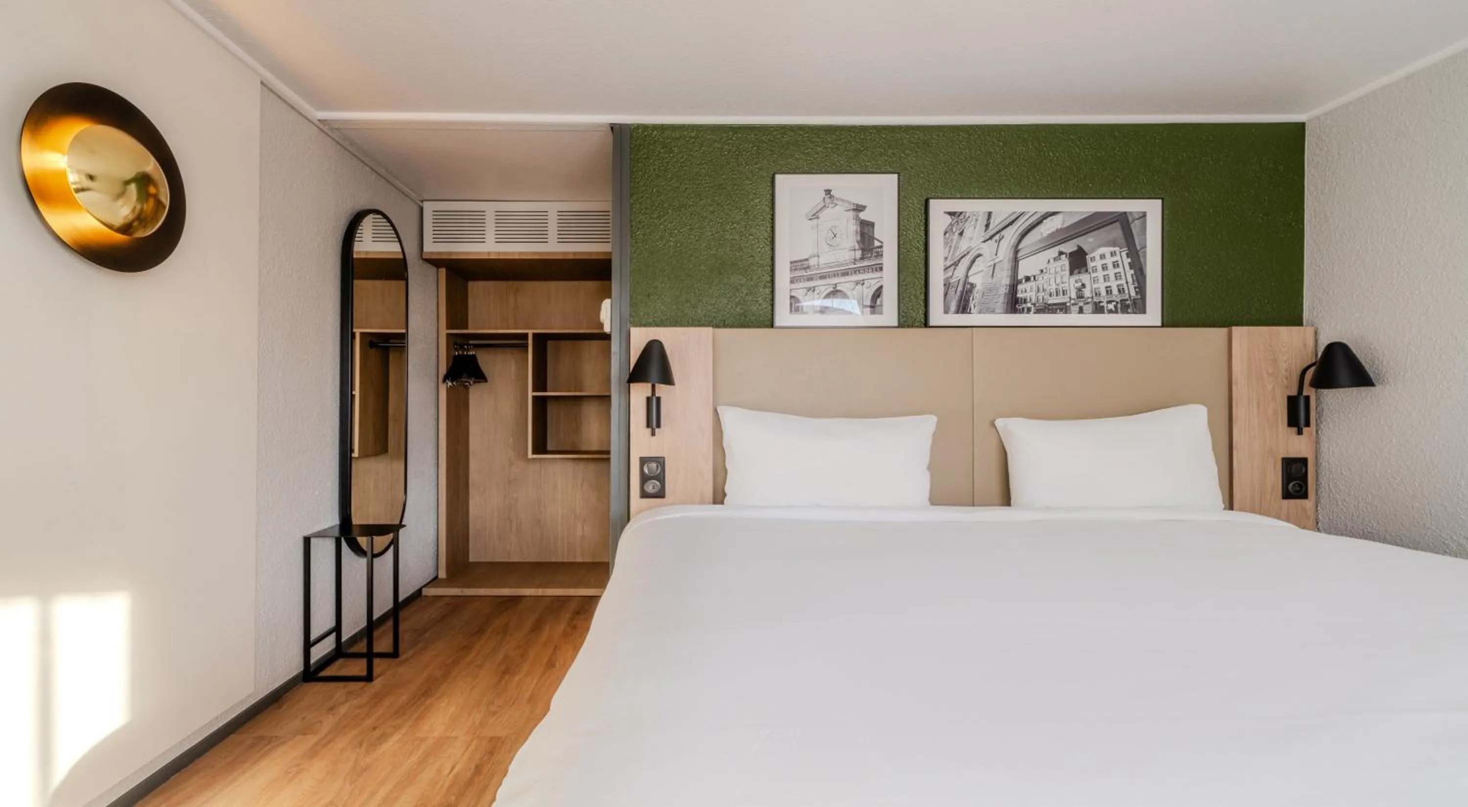 Property building, Bed in Kyriad Sannois - Ermont