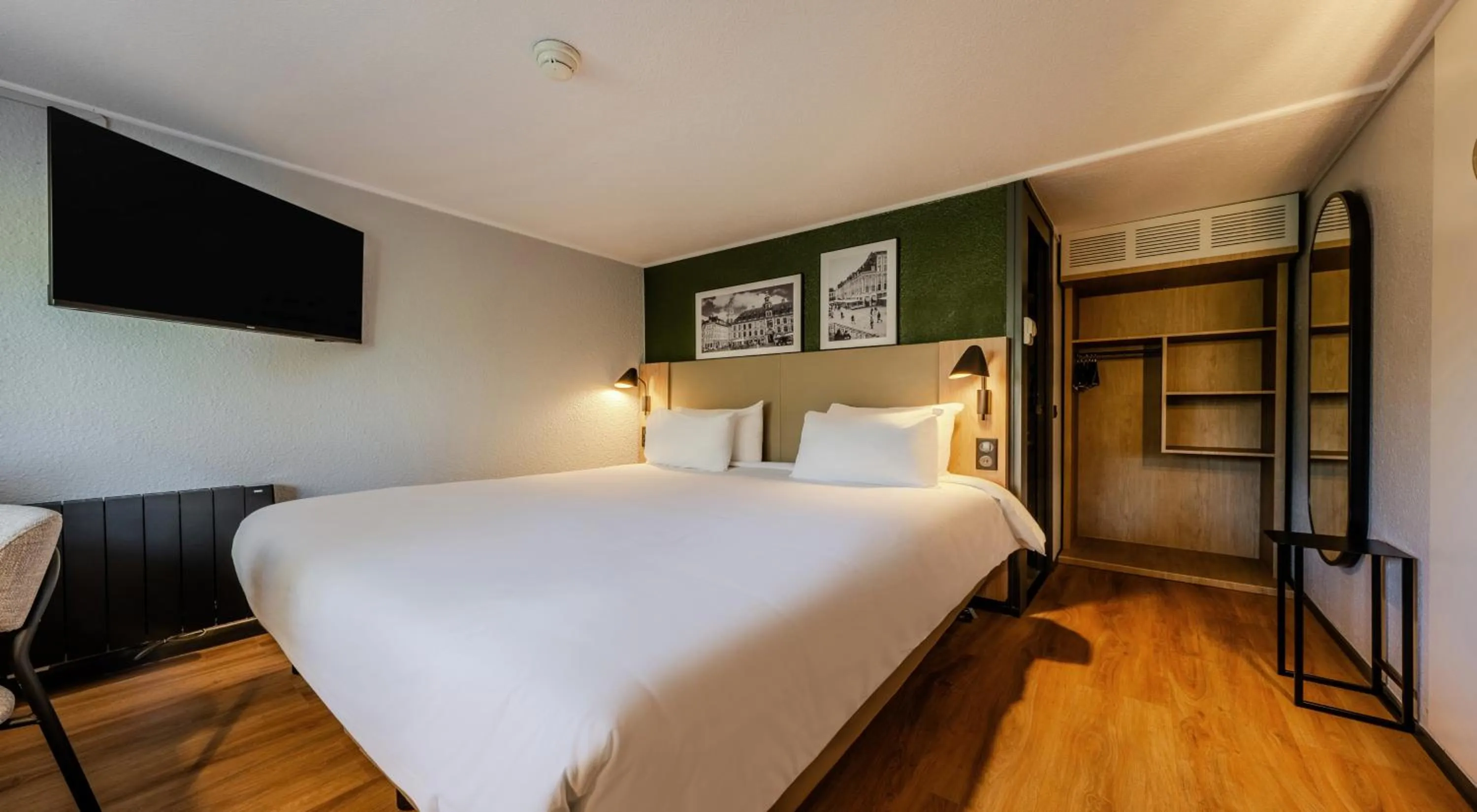 Bed in Kyriad Sannois - Ermont