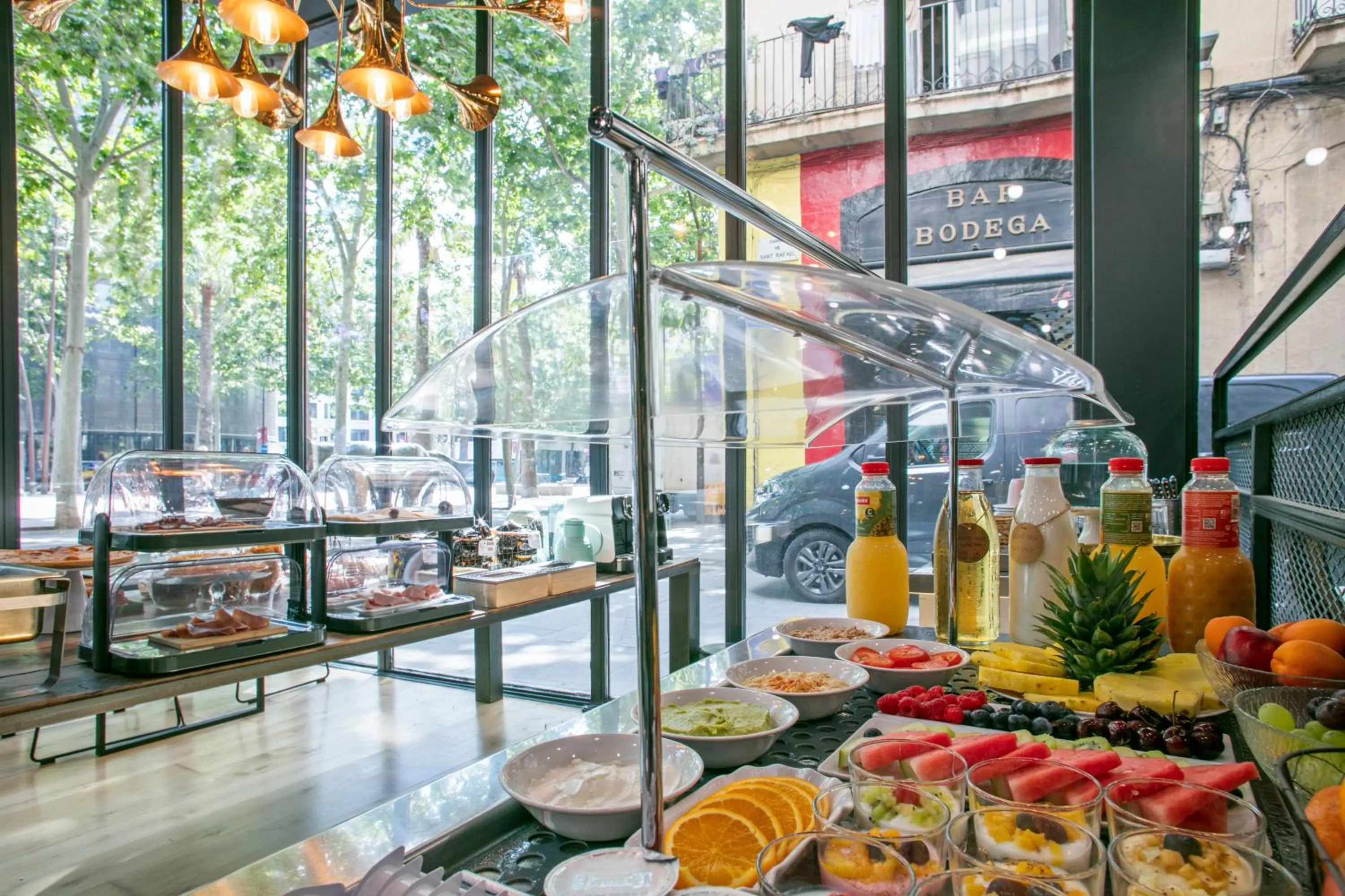 Food and drinks in Niu Barcelona Hotel