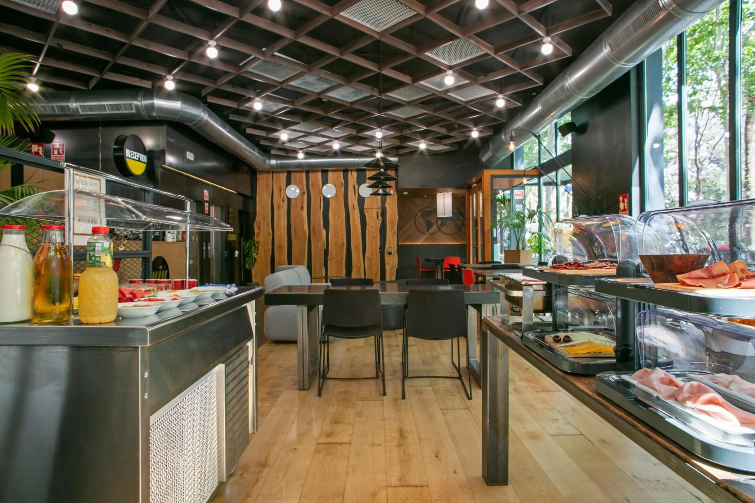 Food and drinks in Niu Barcelona Hotel