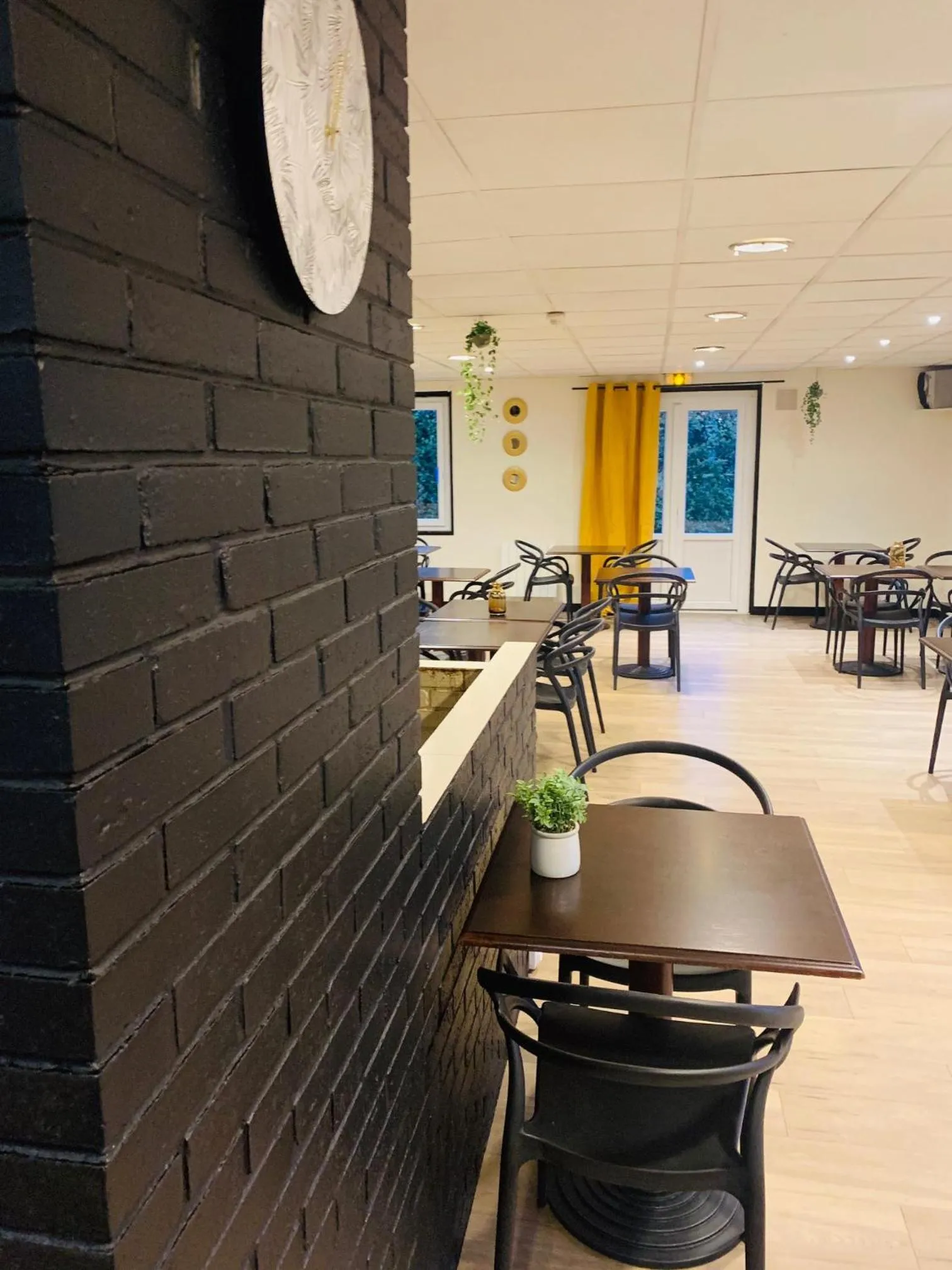 Communal lounge/ TV room in Hôtel inn design Sancé