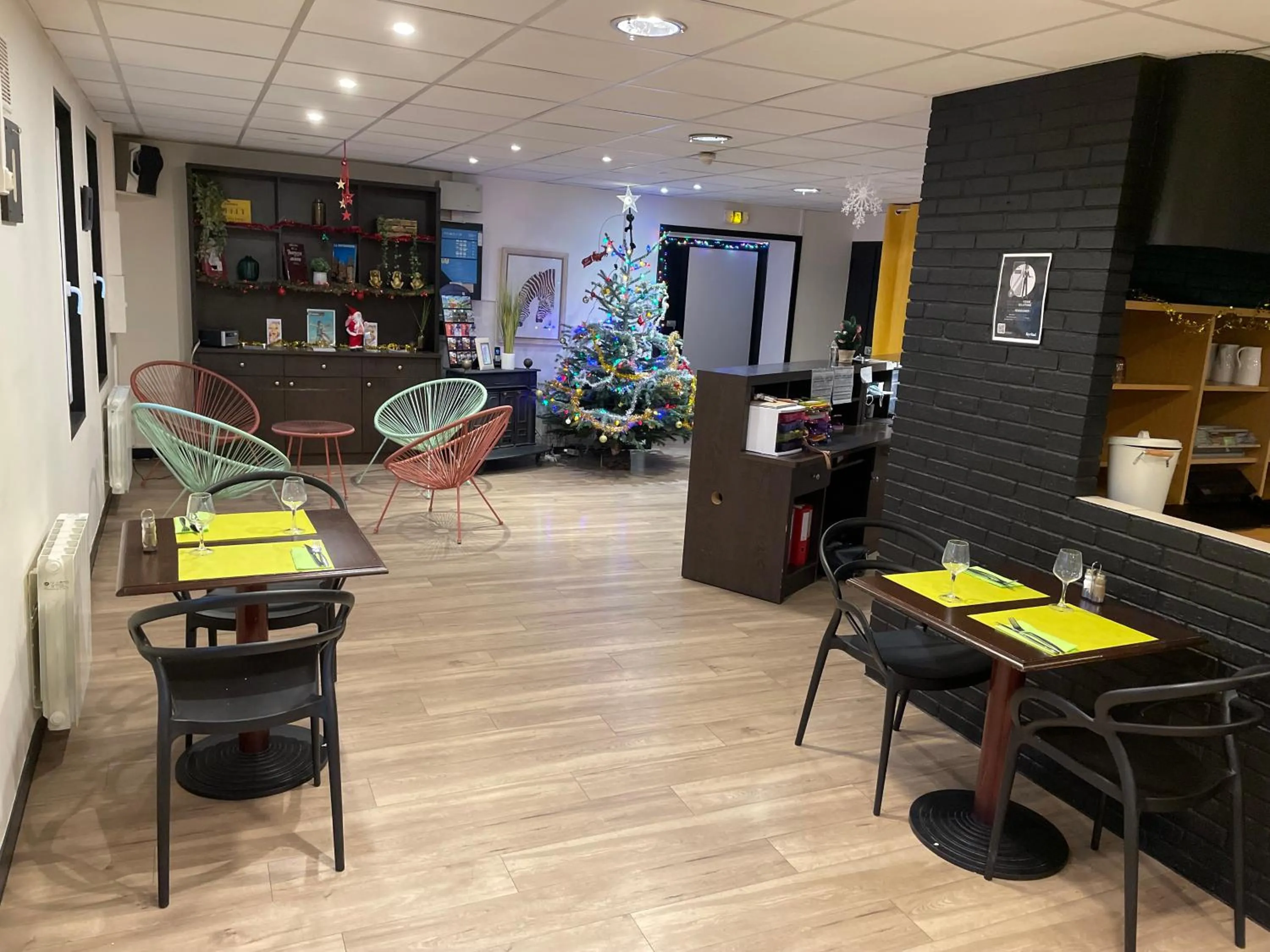 Restaurant/places to eat in Hôtel inn design Sancé