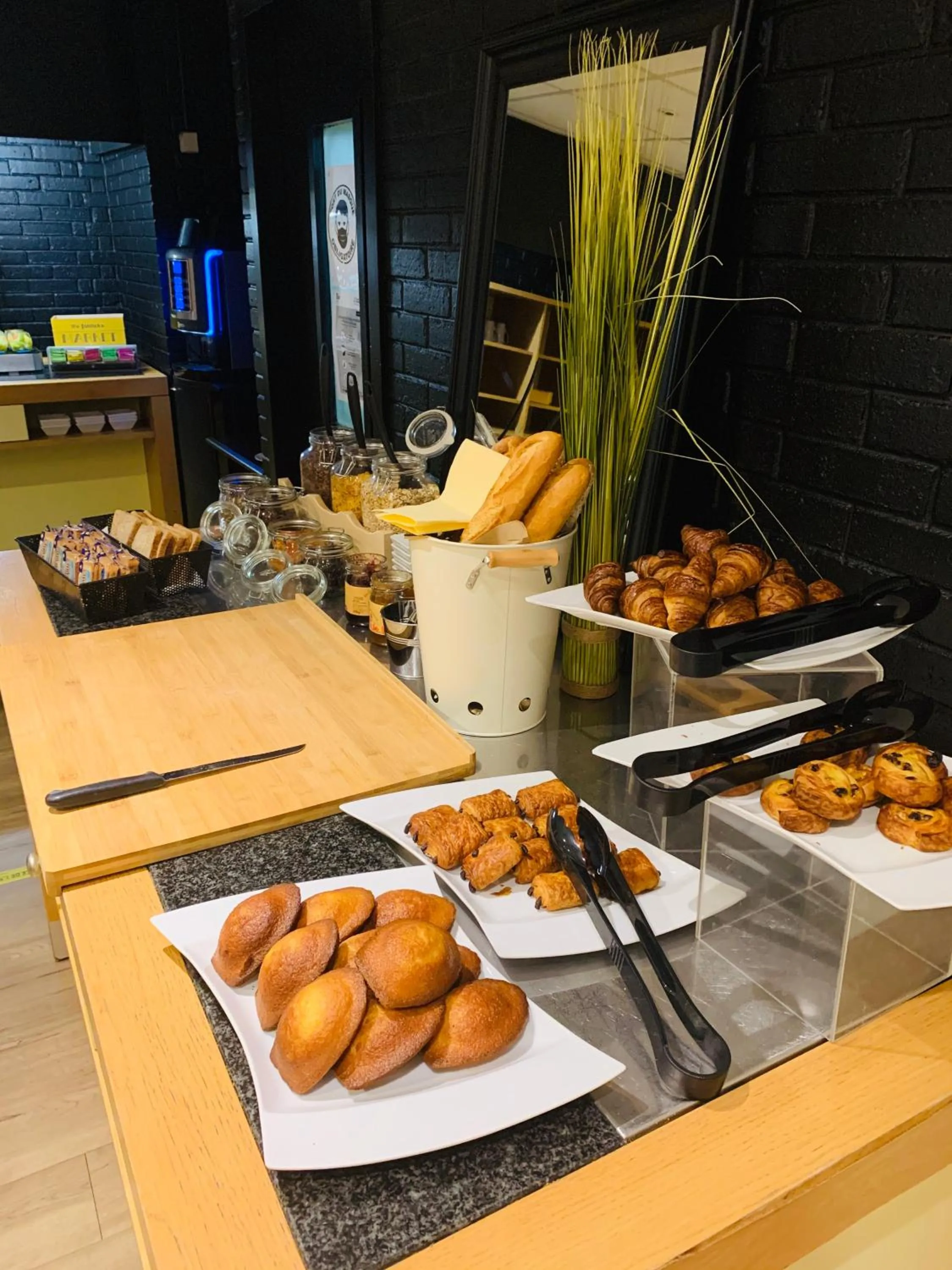 Buffet breakfast in Hôtel inn design Sancé