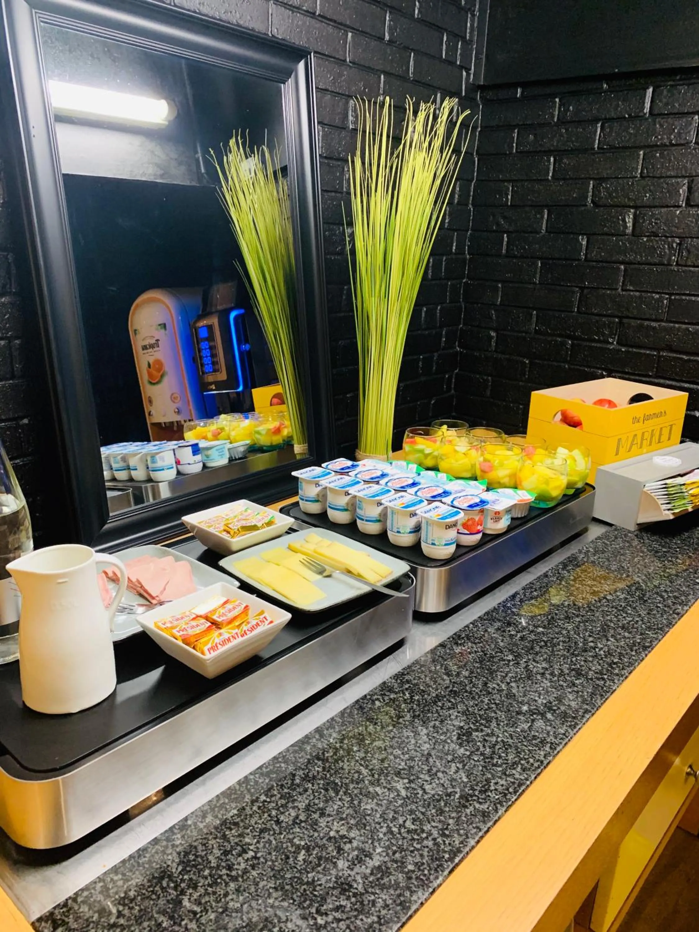 Buffet breakfast in Hôtel inn design Sancé