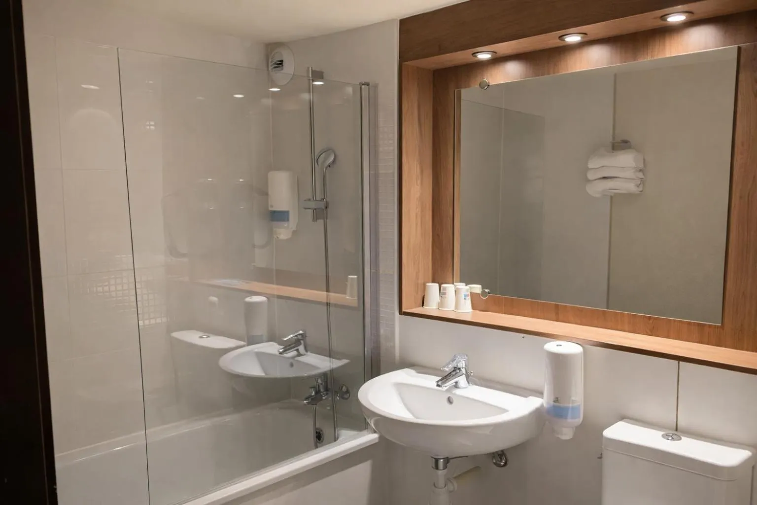 Bathroom in Kyriad Montargis Amilly